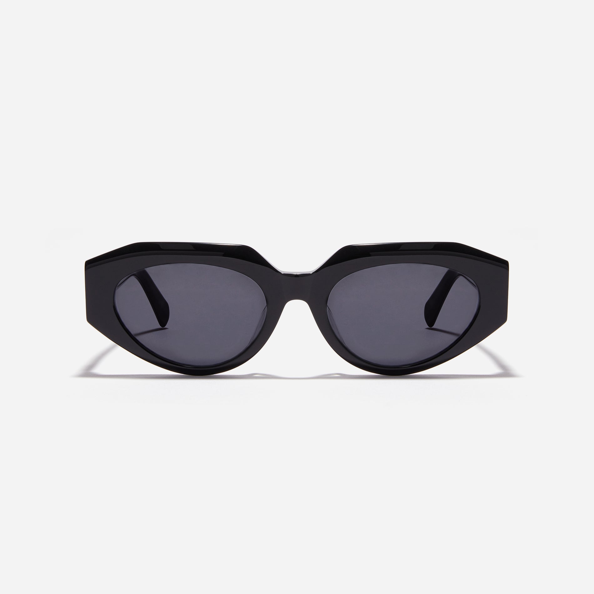 Born from the CARIN x OIOICOLLECTION collaboration, the FACET sunglasses are designed with a sleek narrow rim style that gives a modern twist to the '90s retro vibe. The temples showcase a newly redesigned OIC logo emblem, highlighted by a soft color palette, adding a touch of fashion-forward style.