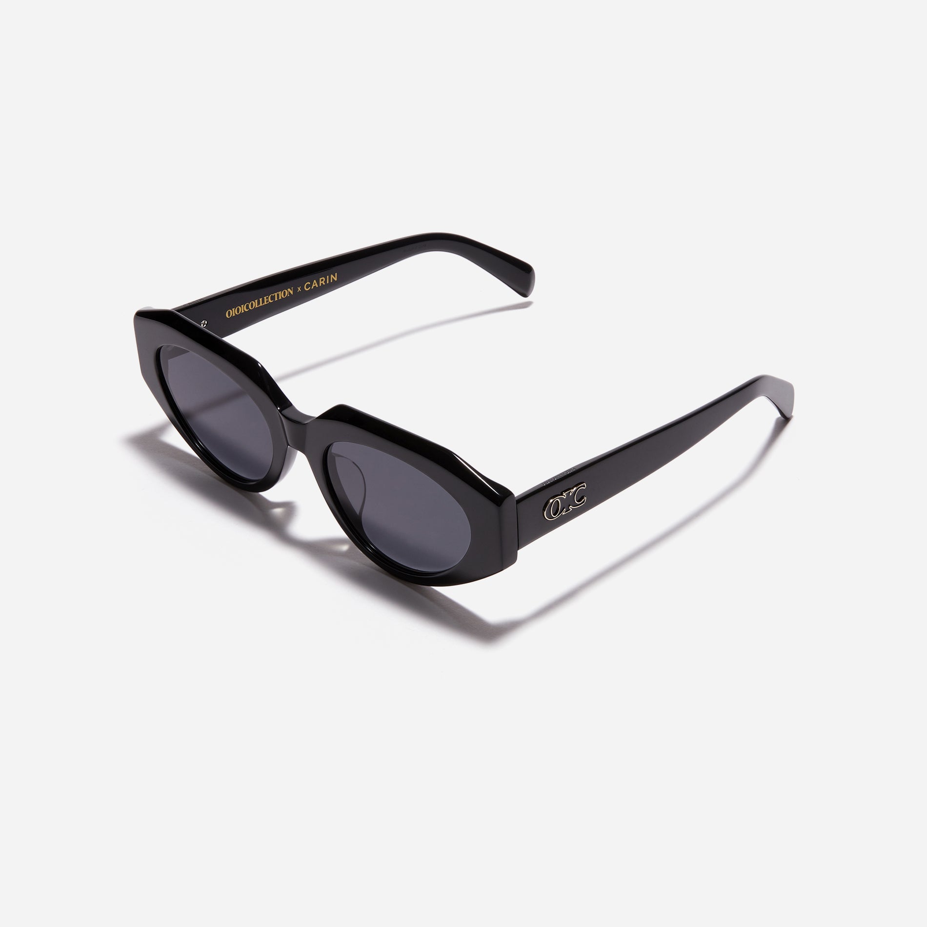 Born from the CARIN x OIOICOLLECTION collaboration, the FACET sunglasses are designed with a sleek narrow rim style that gives a modern twist to the '90s retro vibe. The temples showcase a newly redesigned OIC logo emblem, highlighted by a soft color palette, adding a touch of fashion-forward style.