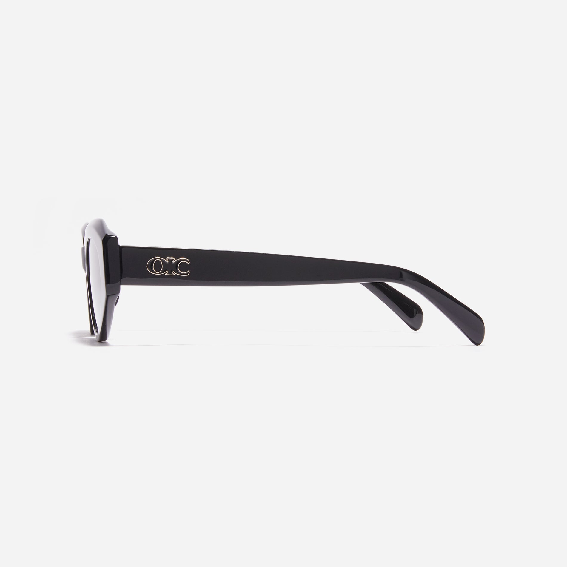 Born from the CARIN x OIOICOLLECTION collaboration, the FACET sunglasses are designed with a sleek narrow rim style that gives a modern twist to the '90s retro vibe. The temples showcase a newly redesigned OIC logo emblem, highlighted by a soft color palette, adding a touch of fashion-forward style.