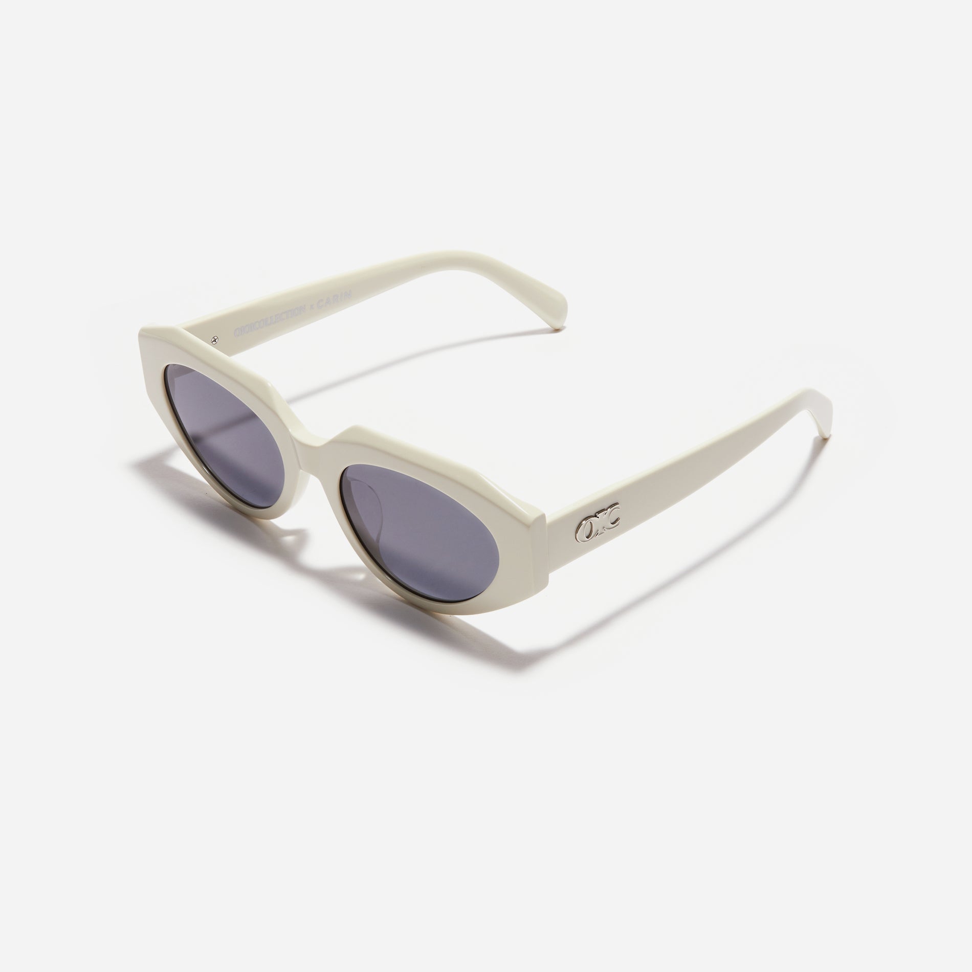 Born from the CARIN x OIOICOLLECTION collaboration, the FACET sunglasses are designed with a sleek narrow rim style that gives a modern twist to the '90s retro vibe. The temples showcase a newly redesigned OIC logo emblem, highlighted by a soft color palette, adding a touch of fashion-forward style.