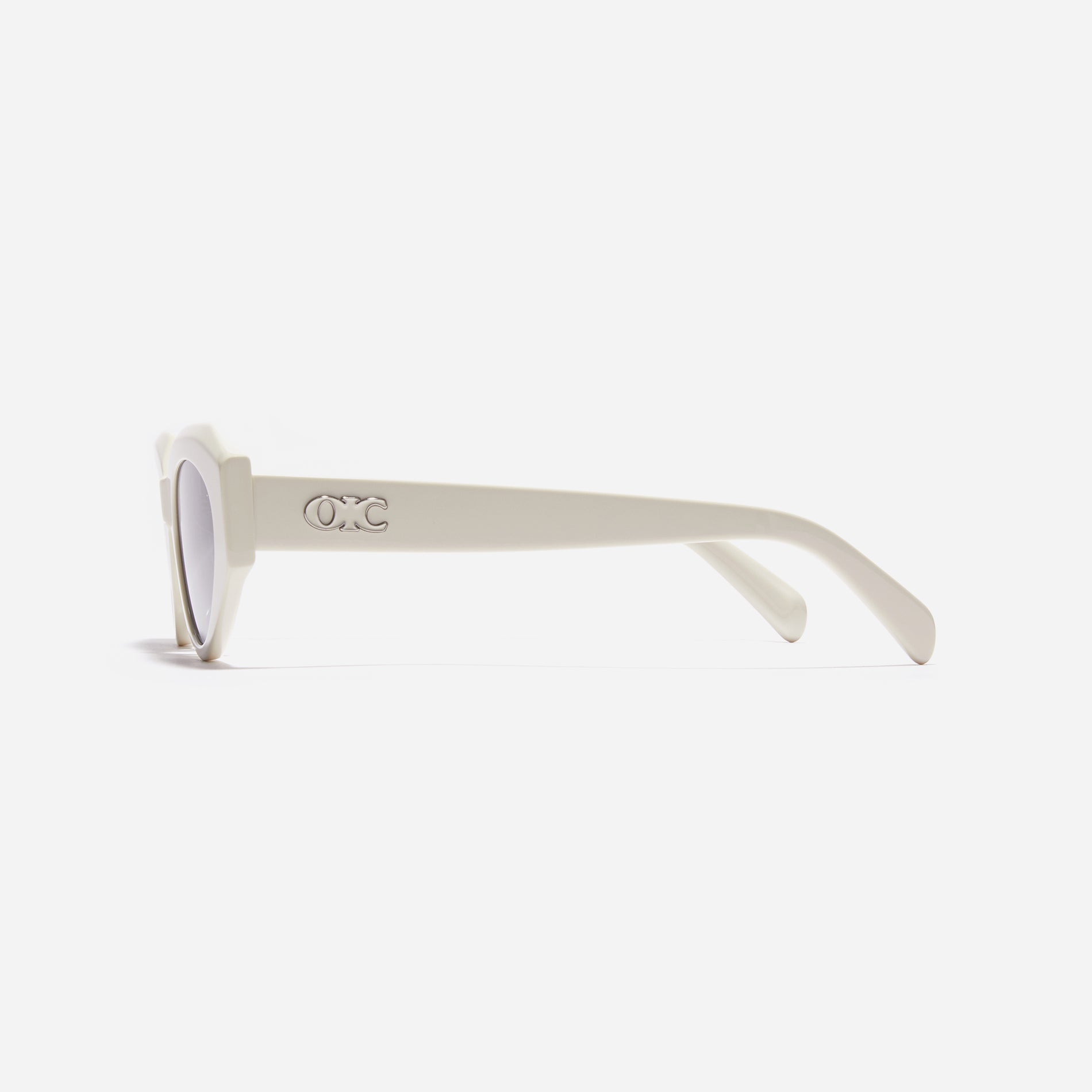 Born from the CARIN x OIOICOLLECTION collaboration, the FACET sunglasses are designed with a sleek narrow rim style that gives a modern twist to the '90s retro vibe. The temples showcase a newly redesigned OIC logo emblem, highlighted by a soft color palette, adding a touch of fashion-forward style.