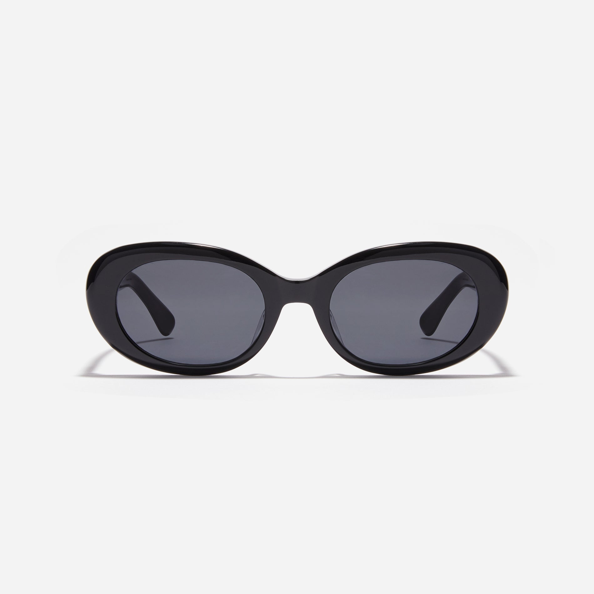 Born from the CARIN x OIOICOLLECTION collaboration, the CIRCLE sunglasses are designed with a sleek narrow rim style that gives a modern twist to the '90s retro vibe. The temples showcase a newly redesigned OIC logo emblem, highlighted by a soft color palette, adding a touch of fashion-forward style.
