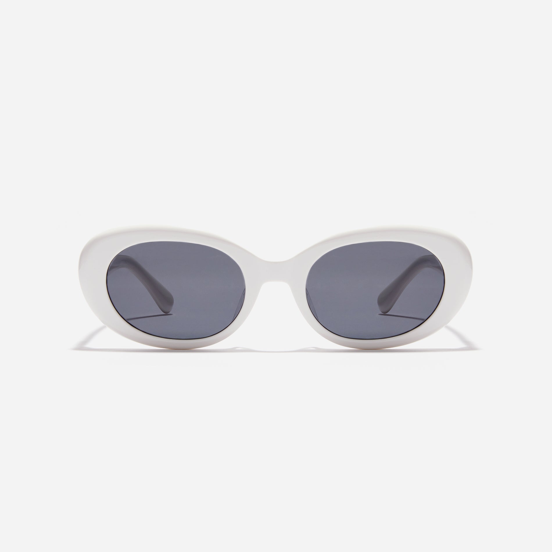 Born from the CARIN x OIOICOLLECTION collaboration, the CIRCLE sunglasses are designed with a sleek narrow rim style that gives a modern twist to the '90s retro vibe. The temples showcase a newly redesigned OIC logo emblem, highlighted by a soft color palette, adding a touch of fashion-forward style.