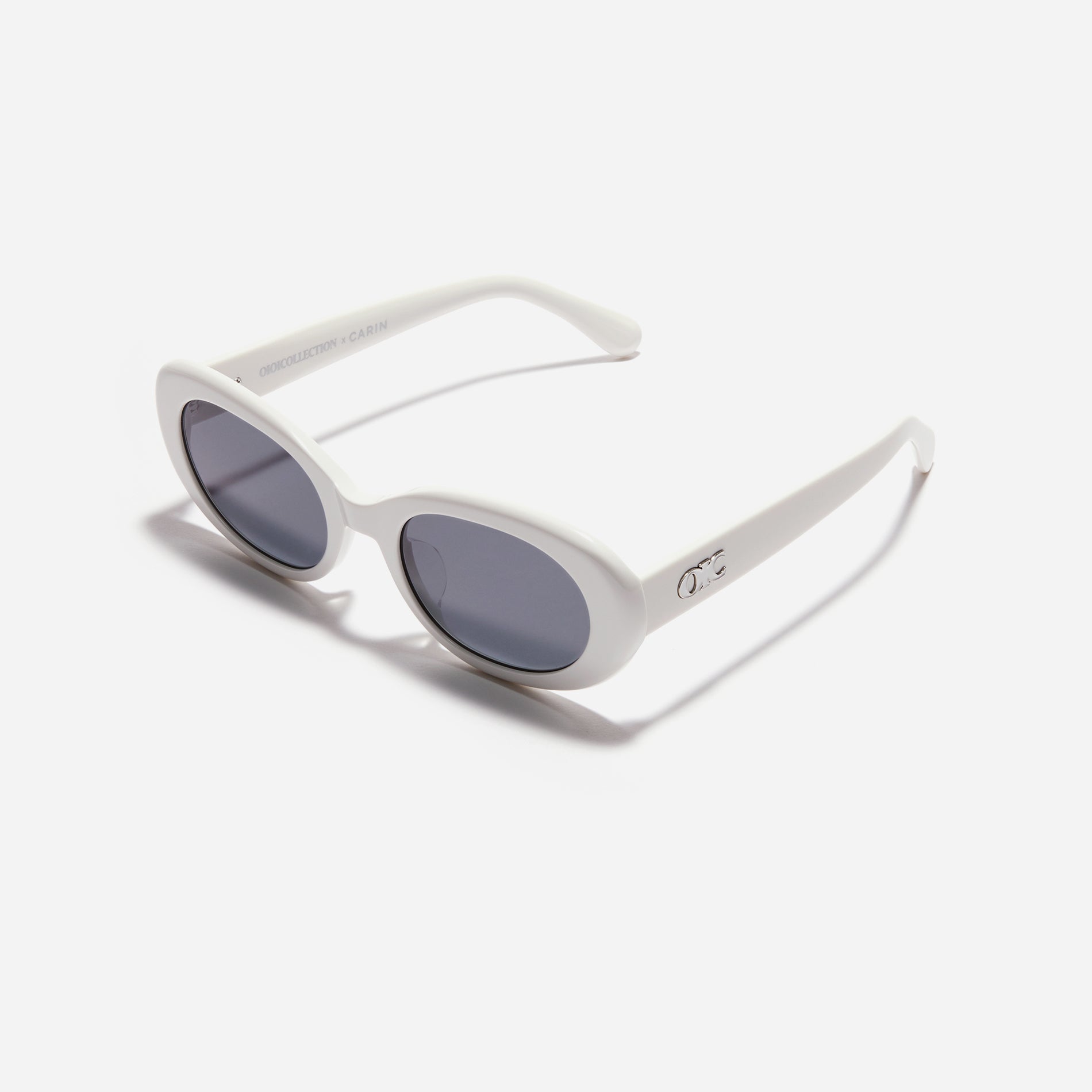 Born from the CARIN x OIOICOLLECTION collaboration, the CIRCLE sunglasses are designed with a sleek narrow rim style that gives a modern twist to the '90s retro vibe. The temples showcase a newly redesigned OIC logo emblem, highlighted by a soft color palette, adding a touch of fashion-forward style.