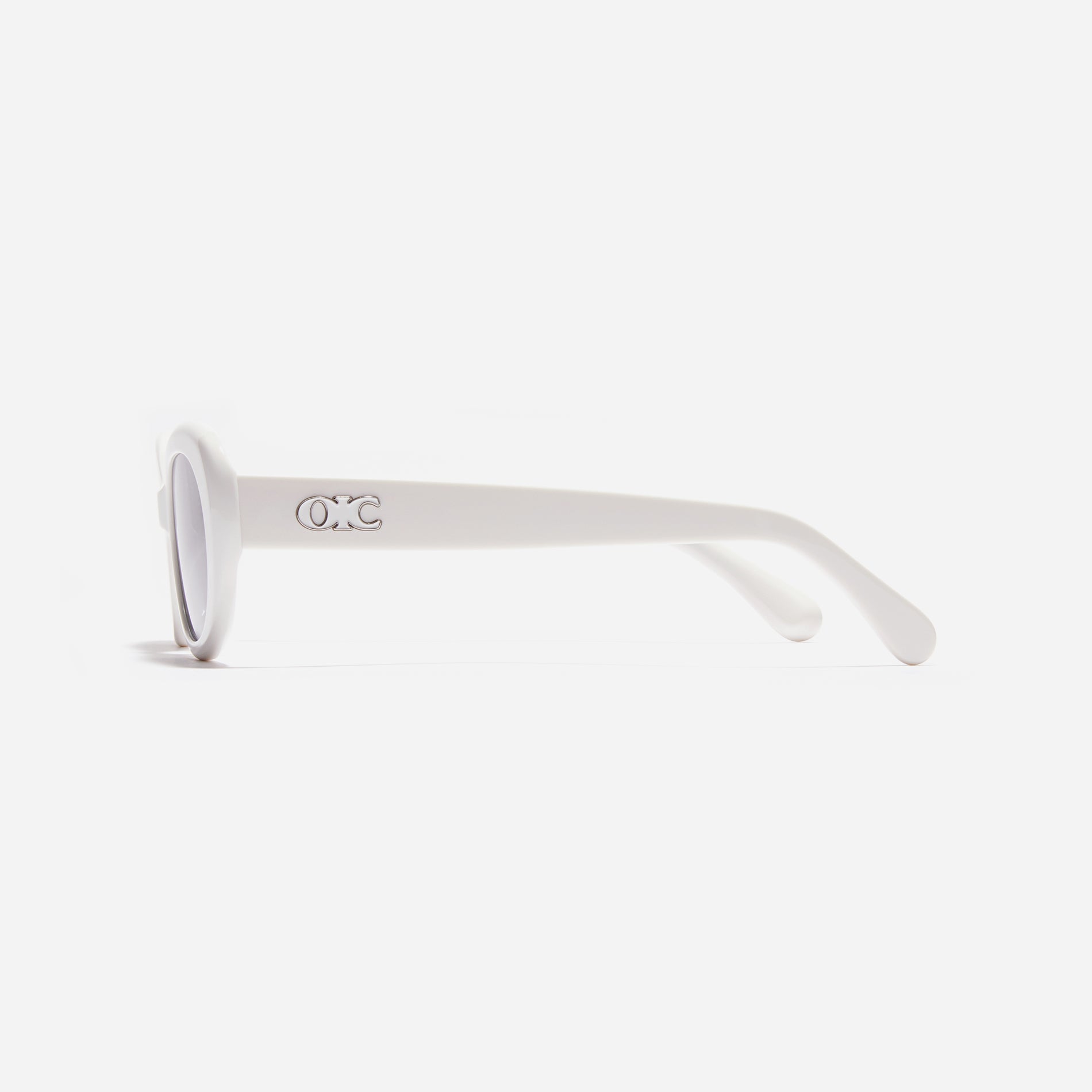 Born from the CARIN x OIOICOLLECTION collaboration, the CIRCLE sunglasses are designed with a sleek narrow rim style that gives a modern twist to the '90s retro vibe. The temples showcase a newly redesigned OIC logo emblem, highlighted by a soft color palette, adding a touch of fashion-forward style.