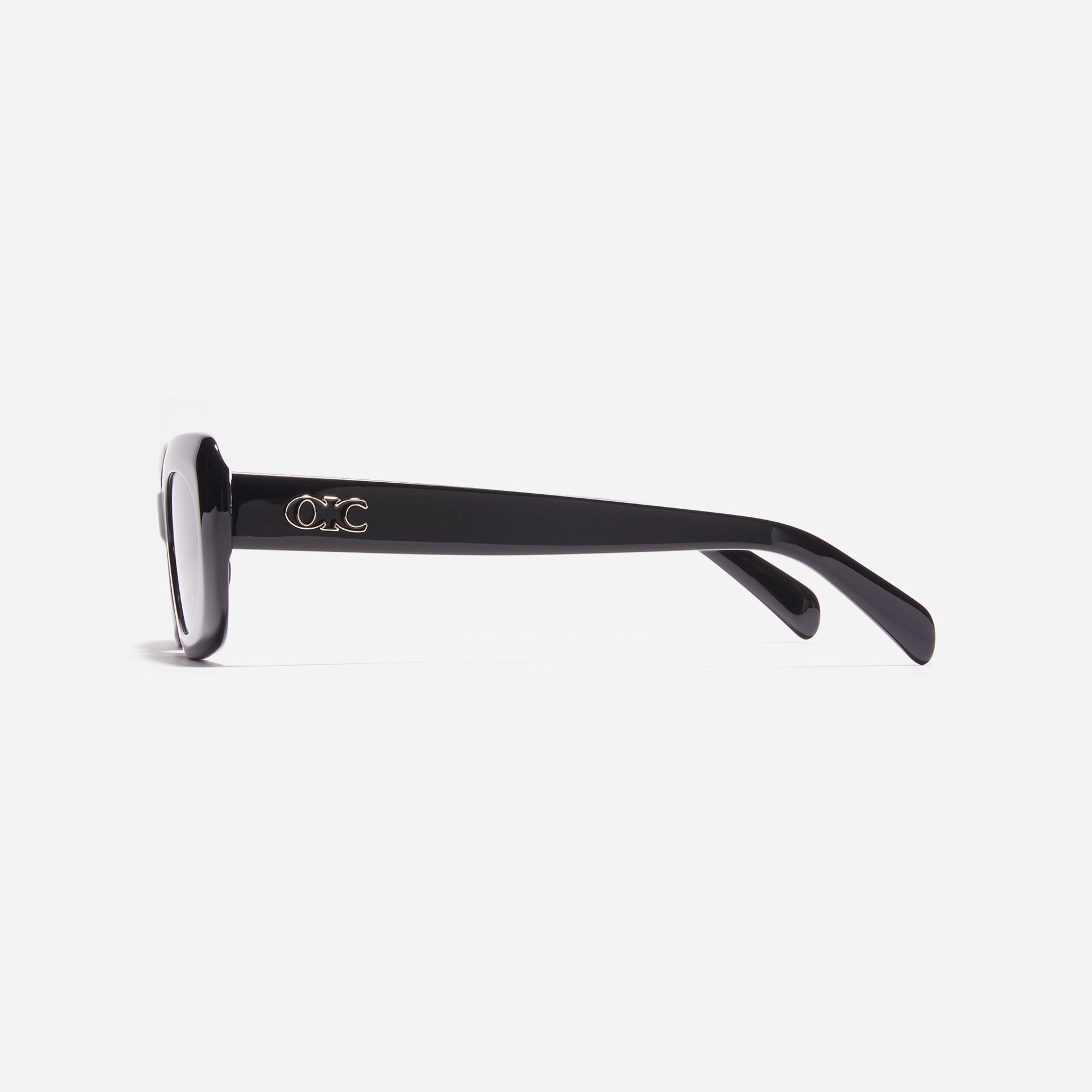 Born from the CARIN x OIOICOLLECTION collaboration, the ROUND sunglasses are designed with a sleek narrow rim style that gives a modern twist to the '90s retro vibe. The temples showcase a newly redesigned OIC logo emblem, highlighted by a soft color palette, adding a touch of fashion-forward style.