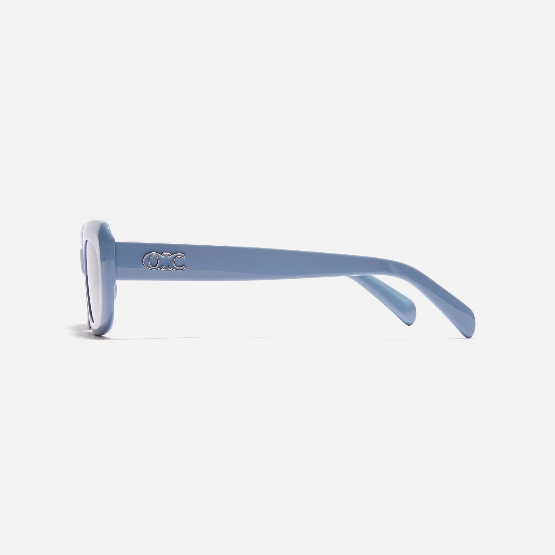 Born from the CARIN x OIOICOLLECTION collaboration, the ROUND sunglasses are designed with a sleek narrow rim style that gives a modern twist to the '90s retro vibe. The temples showcase a newly redesigned OIC logo emblem, highlighted by a soft color palette, adding a touch of fashion-forward style.