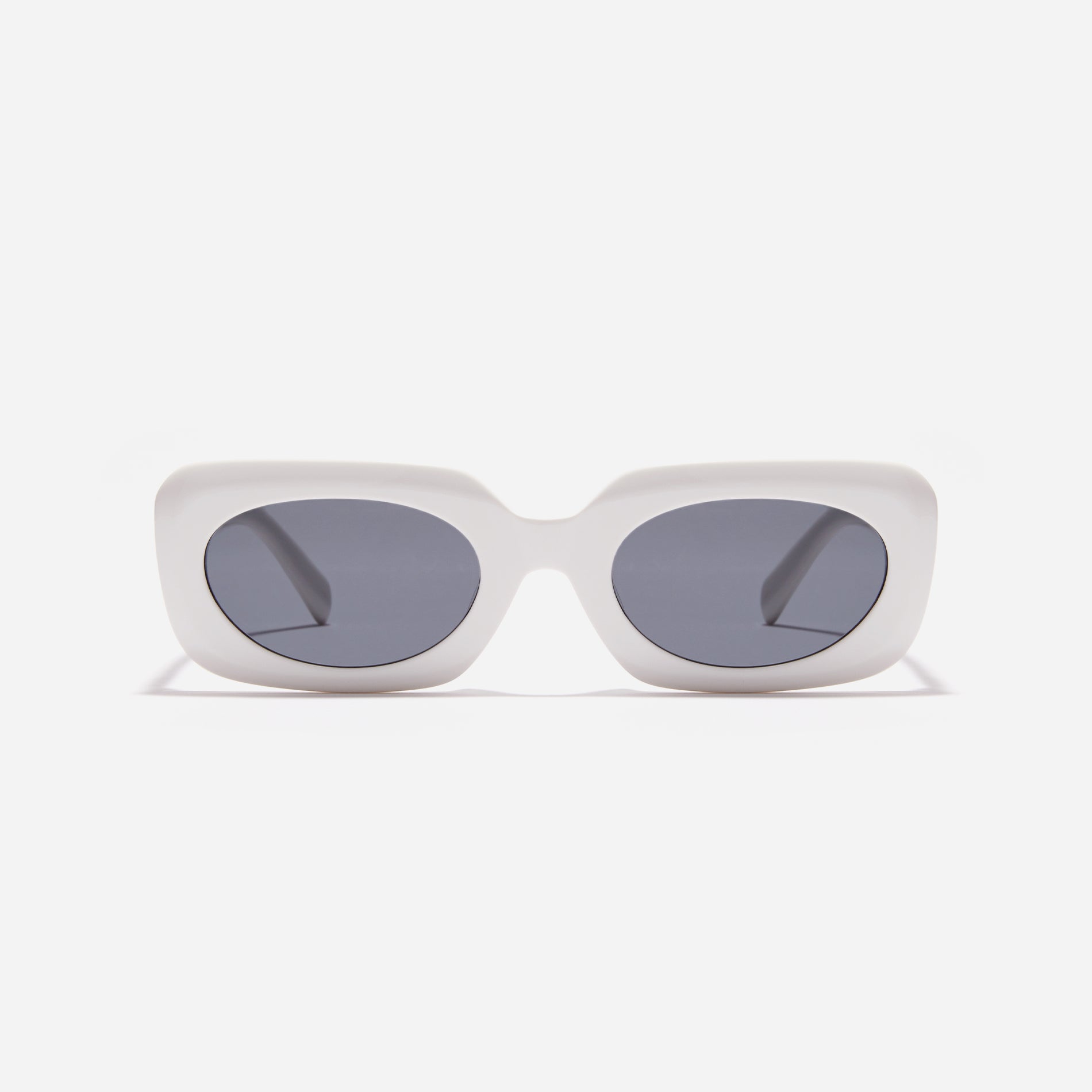 Born from the CARIN x OIOICOLLECTION collaboration, the ROUND sunglasses are designed with a sleek narrow rim style that gives a modern twist to the '90s retro vibe. The temples showcase a newly redesigned OIC logo emblem, highlighted by a soft color palette, adding a touch of fashion-forward style.