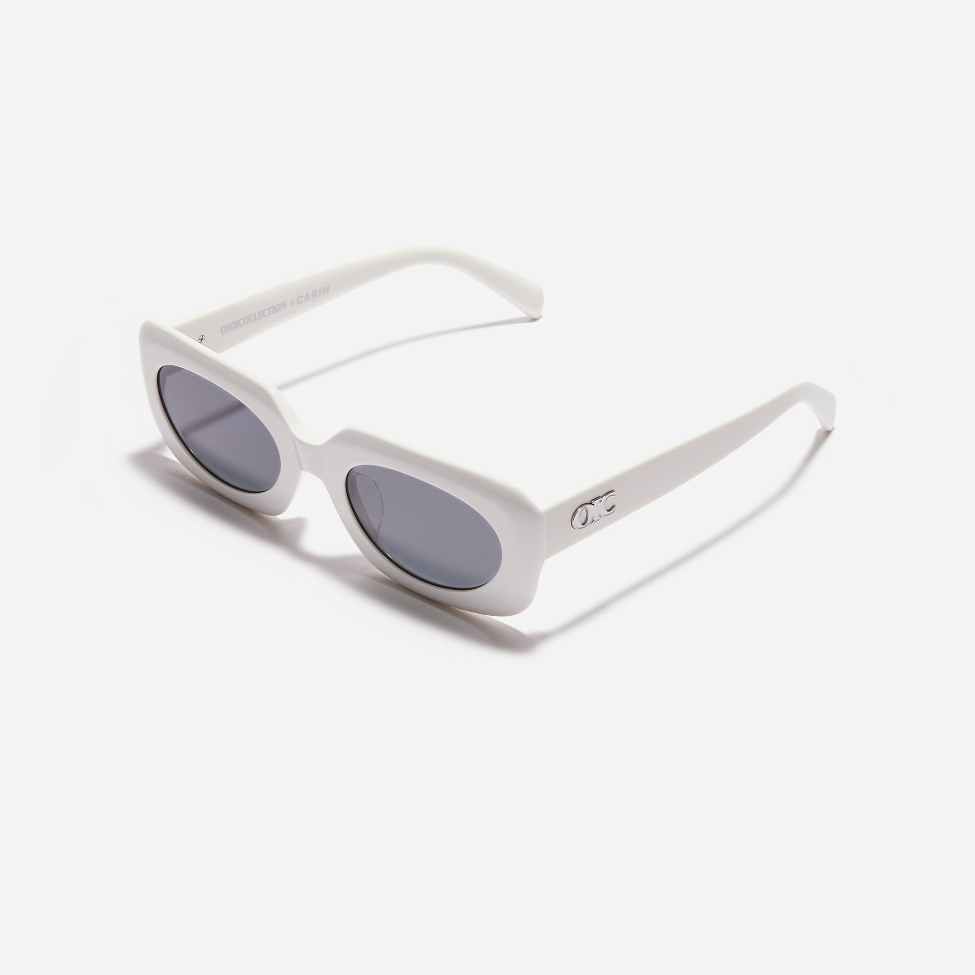 Born from the CARIN x OIOICOLLECTION collaboration, the ROUND sunglasses are designed with a sleek narrow rim style that gives a modern twist to the '90s retro vibe. The temples showcase a newly redesigned OIC logo emblem, highlighted by a soft color palette, adding a touch of fashion-forward style.