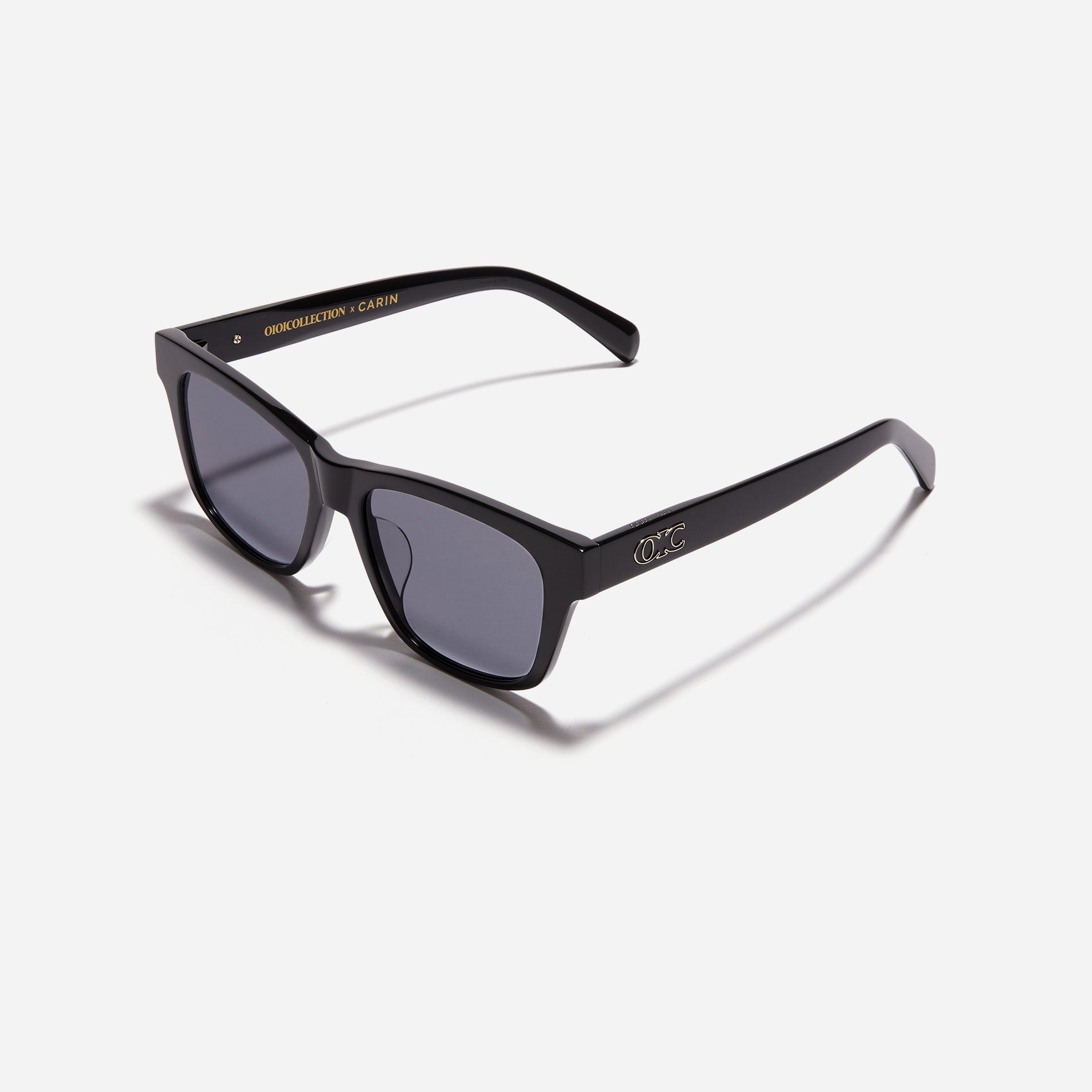 Born from the CARIN x OIOICOLLECTION collaboration, the SQUARE sunglasses are designed with a sleek narrow rim style that gives a modern twist to the '90s retro vibe. The temples showcase a newly redesigned OIC logo emblem, highlighted by a soft color palette, adding a touch of fashion-forward style.