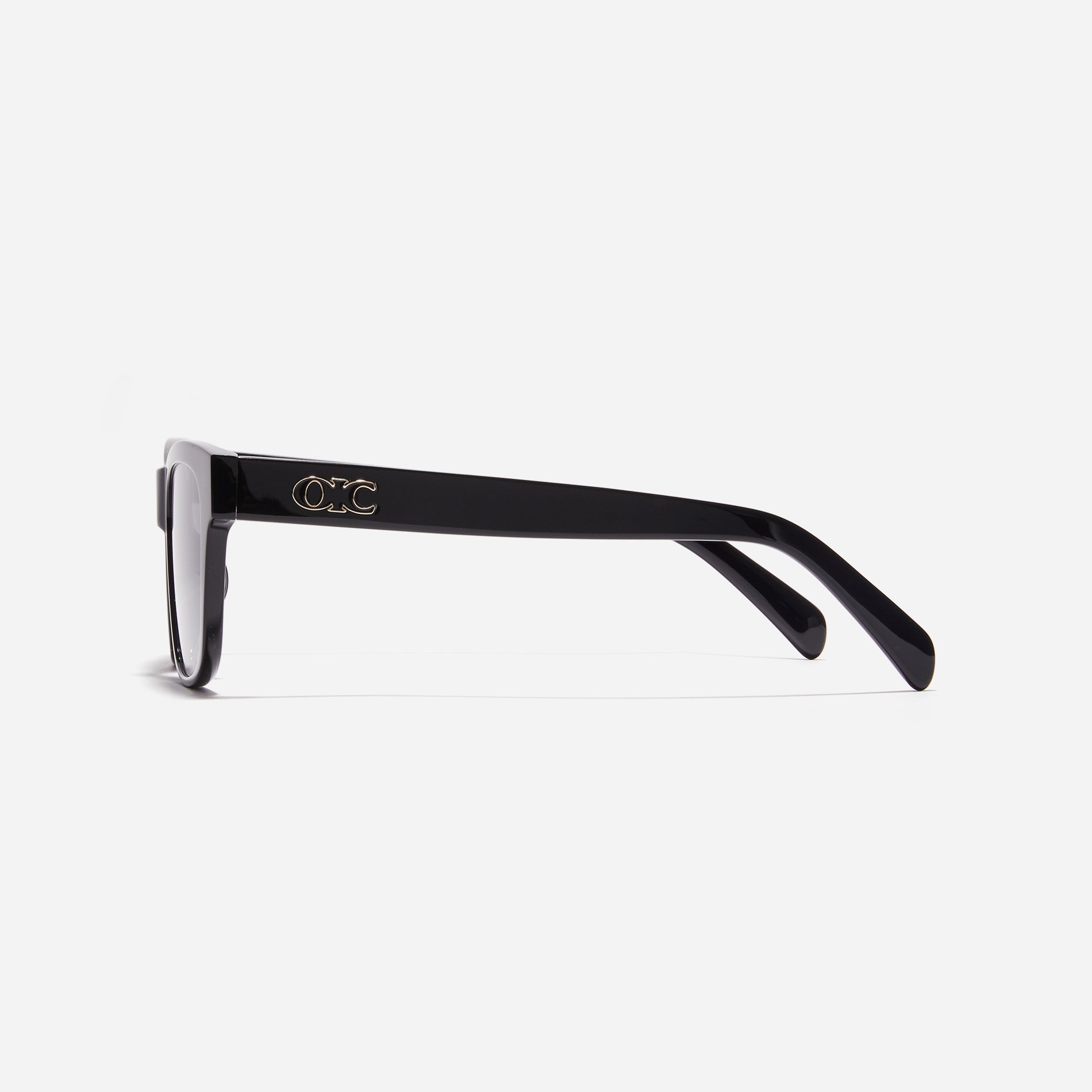Born from the CARIN x OIOICOLLECTION collaboration, the SQUARE sunglasses are designed with a sleek narrow rim style that gives a modern twist to the '90s retro vibe. The temples showcase a newly redesigned OIC logo emblem, highlighted by a soft color palette, adding a touch of fashion-forward style.