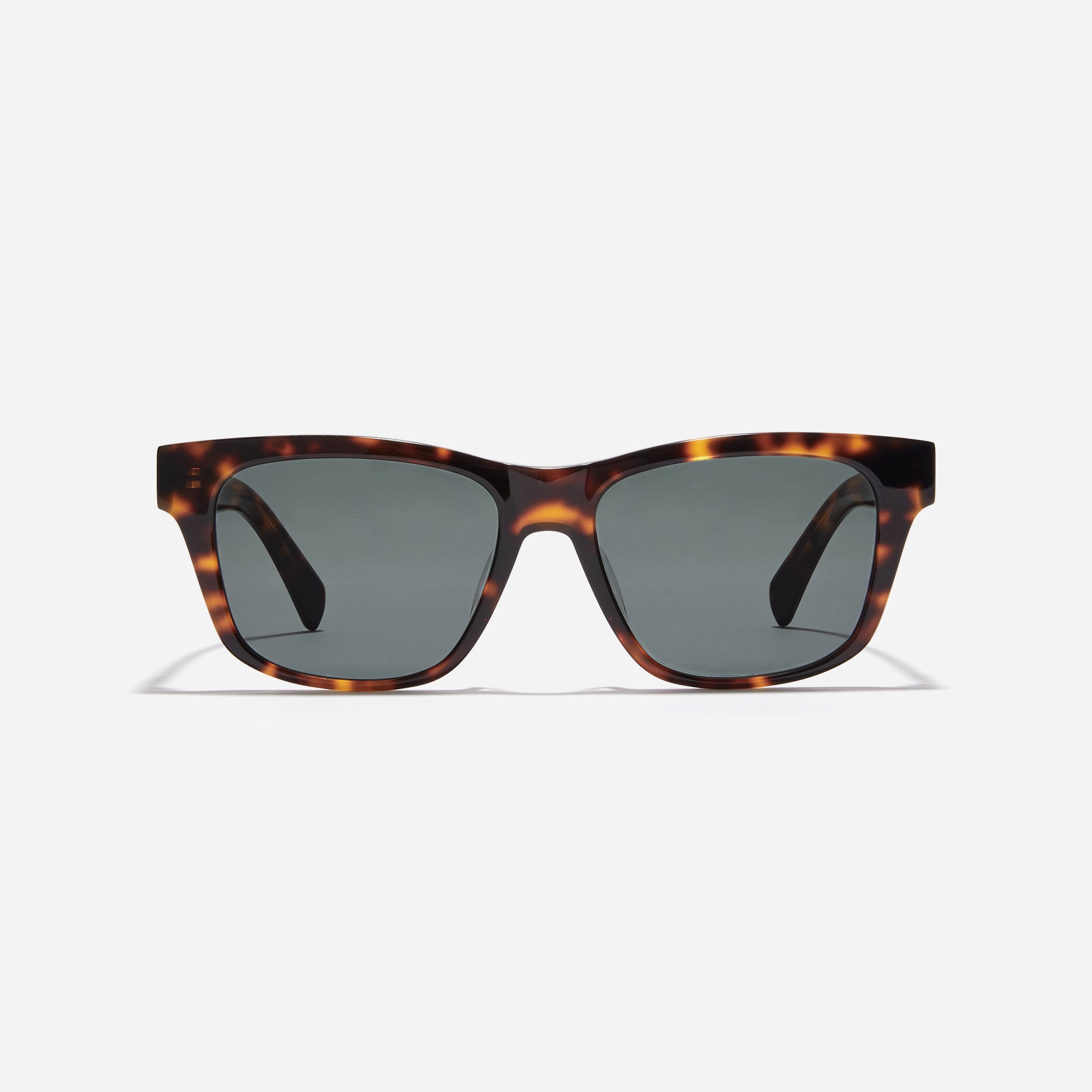 Born from the CARIN x OIOICOLLECTION collaboration, the SQUARE sunglasses are designed with a sleek narrow rim style that gives a modern twist to the '90s retro vibe. The temples showcase a newly redesigned OIC logo emblem, highlighted by a soft color palette, adding a touch of fashion-forward style.