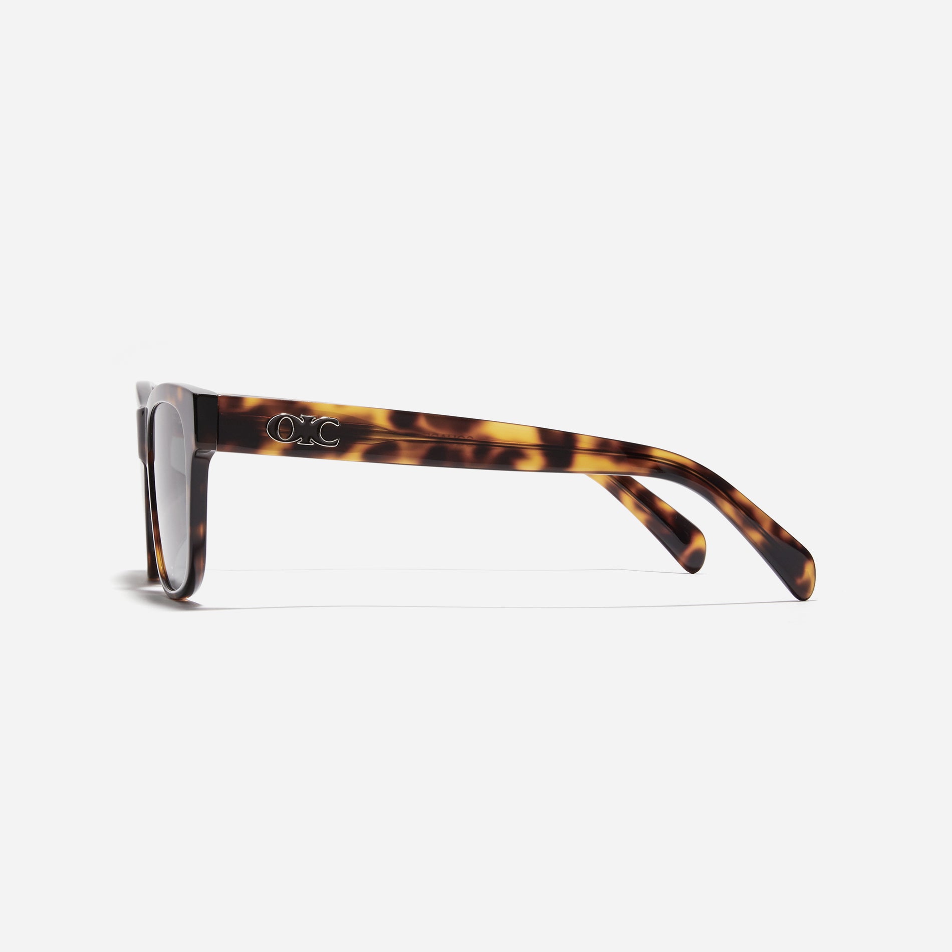 Born from the CARIN x OIOICOLLECTION collaboration, the SQUARE sunglasses are designed with a sleek narrow rim style that gives a modern twist to the '90s retro vibe. The temples showcase a newly redesigned OIC logo emblem, highlighted by a soft color palette, adding a touch of fashion-forward style.