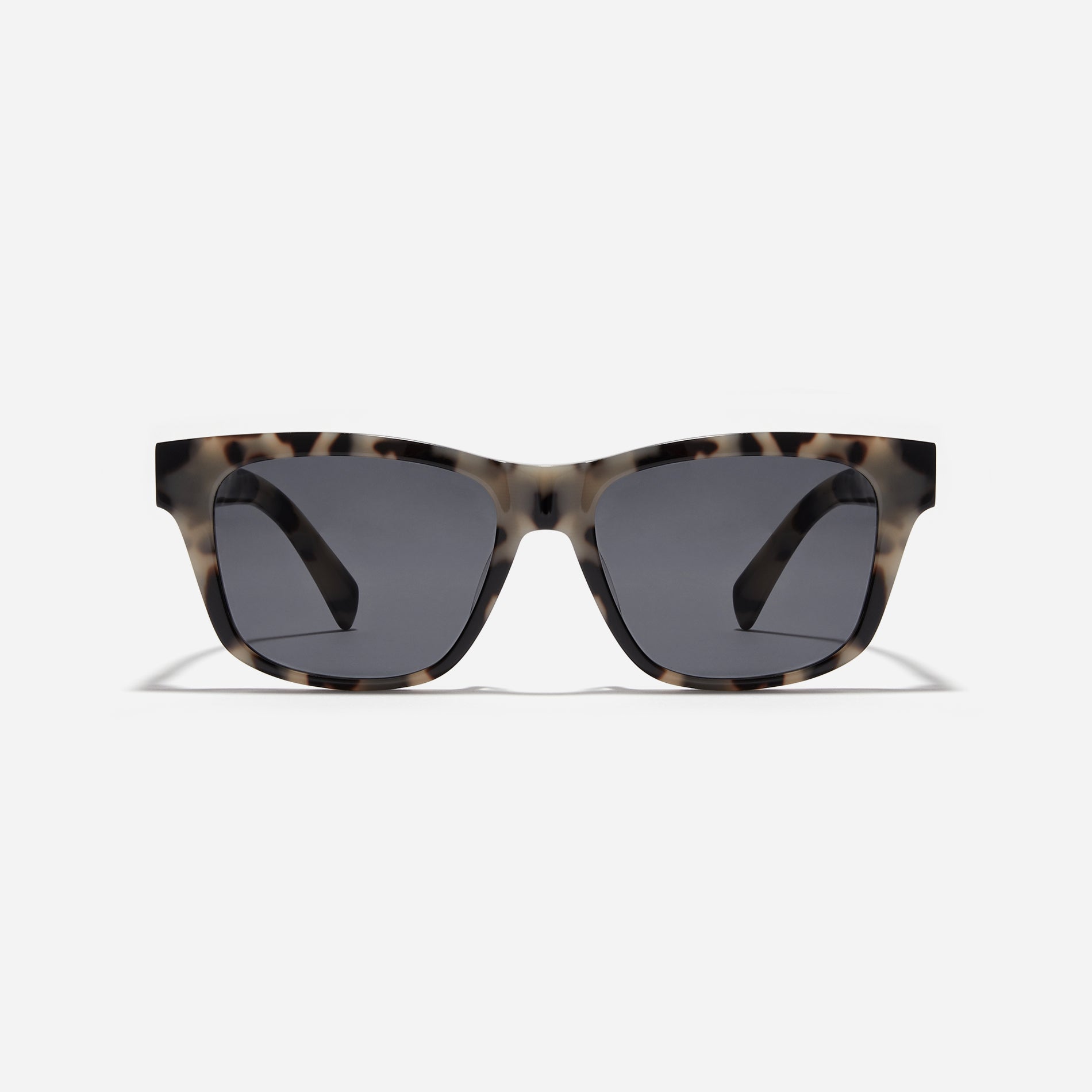 Born from the CARIN x OIOICOLLECTION collaboration, the SQUARE sunglasses are designed with a sleek narrow rim style that gives a modern twist to the '90s retro vibe. The temples showcase a newly redesigned OIC logo emblem, highlighted by a soft color palette, adding a touch of fashion-forward style.