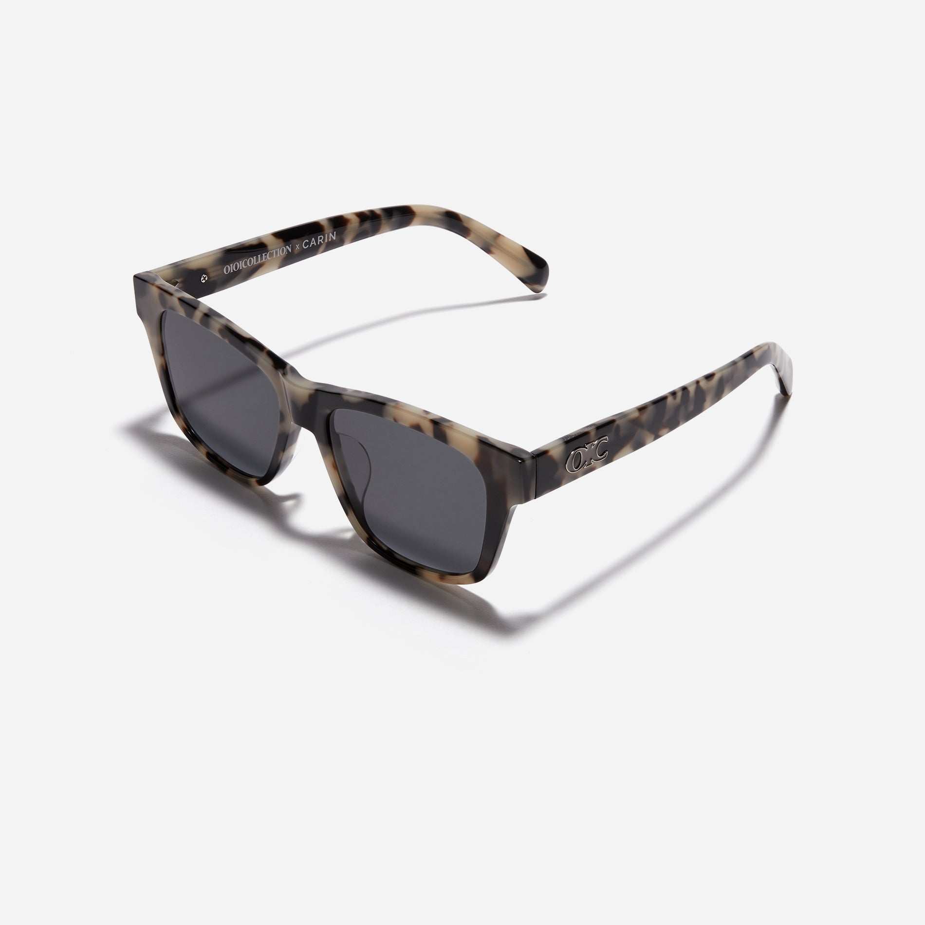 Born from the CARIN x OIOICOLLECTION collaboration, the SQUARE sunglasses are designed with a sleek narrow rim style that gives a modern twist to the '90s retro vibe. The temples showcase a newly redesigned OIC logo emblem, highlighted by a soft color palette, adding a touch of fashion-forward style.