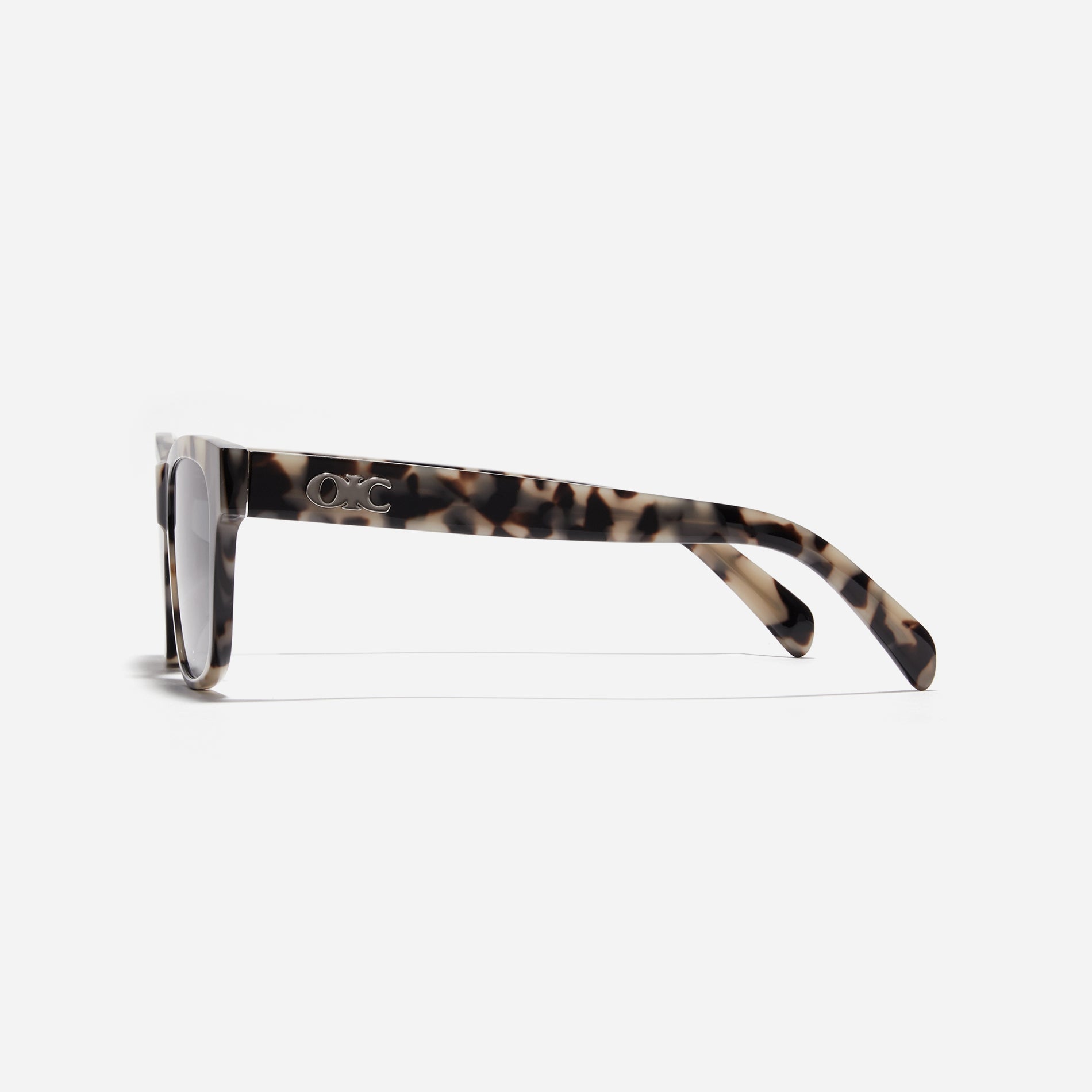 Born from the CARIN x OIOICOLLECTION collaboration, the SQUARE sunglasses are designed with a sleek narrow rim style that gives a modern twist to the '90s retro vibe. The temples showcase a newly redesigned OIC logo emblem, highlighted by a soft color palette, adding a touch of fashion-forward style.