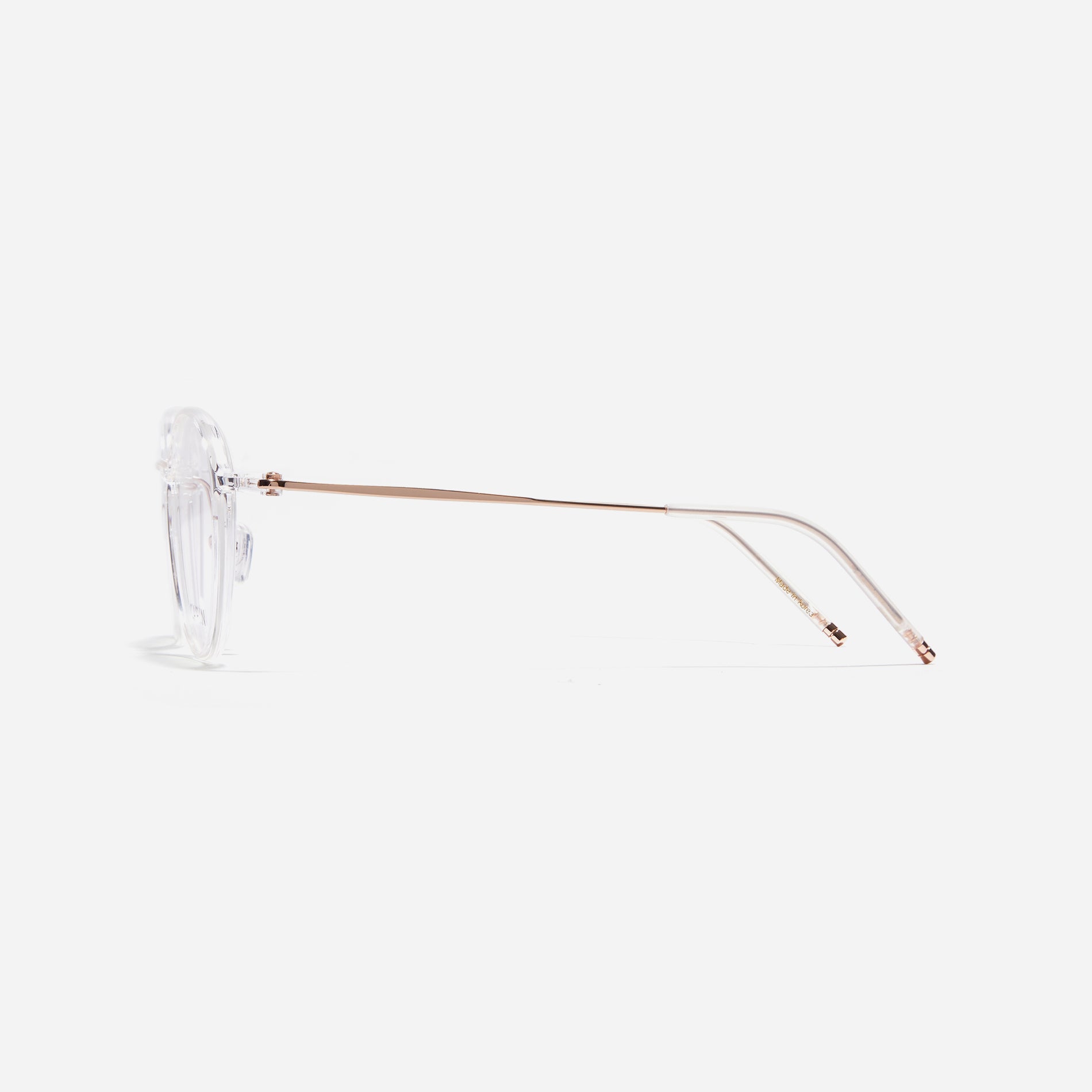 Ultra-lightweight round-shaped eyeglasses crafted using cutting-edge materials sourced from the French company ARKEMA. These glasses offer robust durability and consistently comfortable fit.