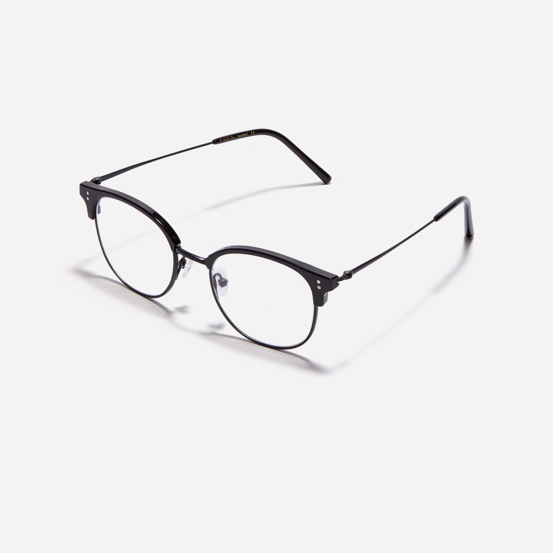 Square-shaped gold-rimmed eyeglasses. The frame, constructed from bioplastic and titanium, seamlessly merges exceptional durability with an ultra-lightweight build, while stylish nose bridge lining details enhance the overall design. The B-titanium temples deliver a lightweight and comfortable fit, guaranteeing prolonged wear without any discomfort.