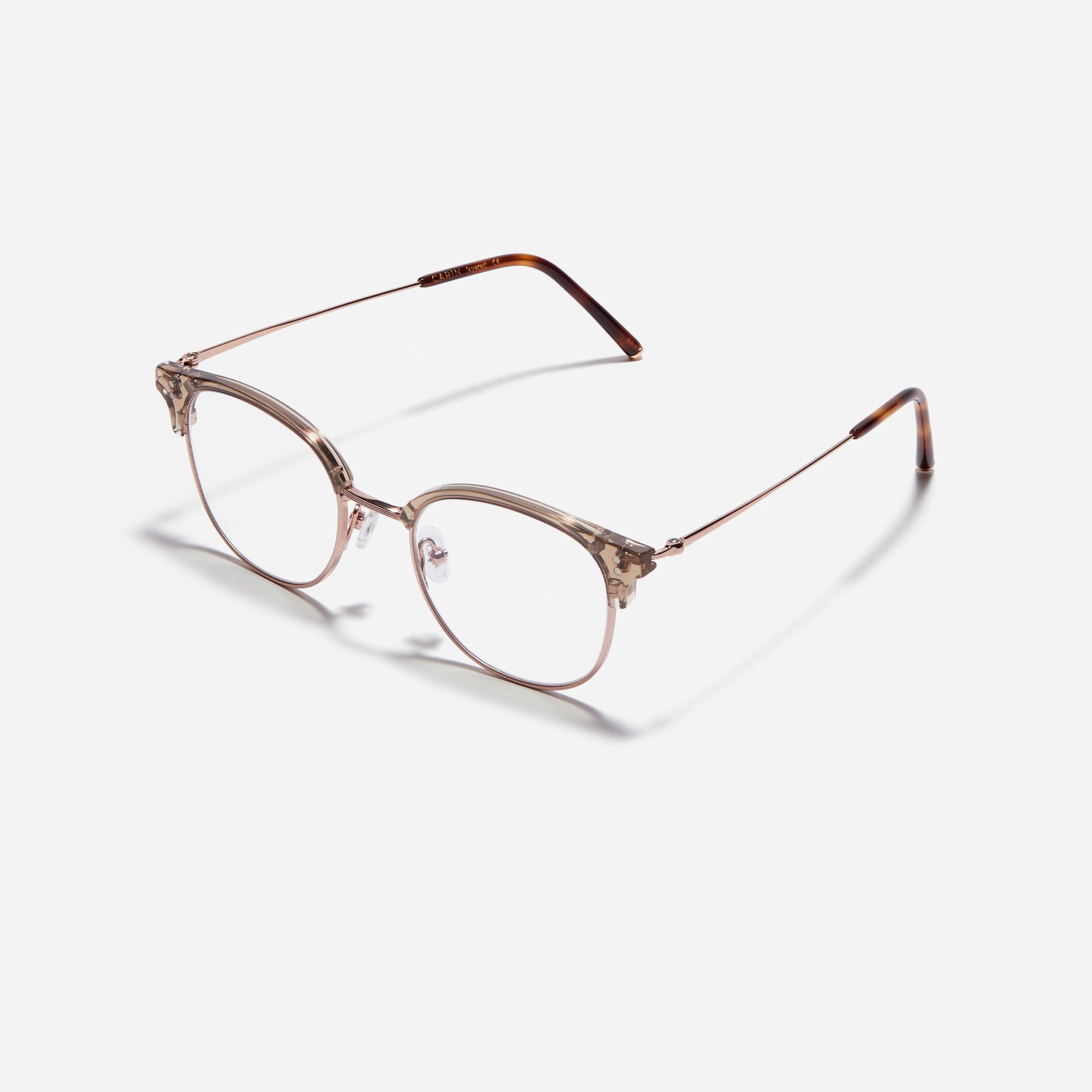 Square-shaped gold-rimmed eyeglasses. The frame, constructed from bioplastic and titanium, seamlessly merges exceptional durability with an ultra-lightweight build, while stylish nose bridge lining details enhance the overall design. The B-titanium temples deliver a lightweight and comfortable fit, guaranteeing prolonged wear without any discomfort.