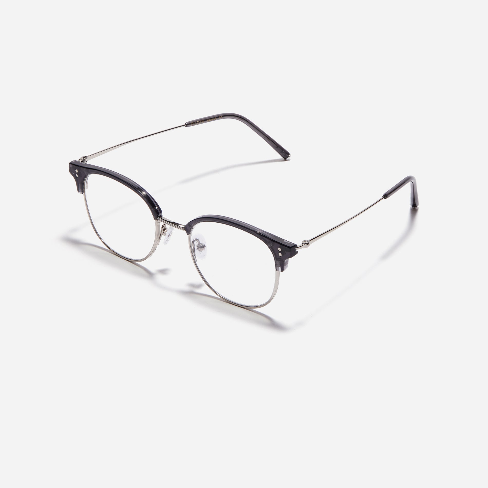 Square-shaped gold-rimmed eyeglasses. The frame, constructed from bioplastic and titanium, seamlessly merges exceptional durability with an ultra-lightweight build, while stylish nose bridge lining details enhance the overall design. The B-titanium temples deliver a lightweight and comfortable fit, guaranteeing prolonged wear without any discomfort.