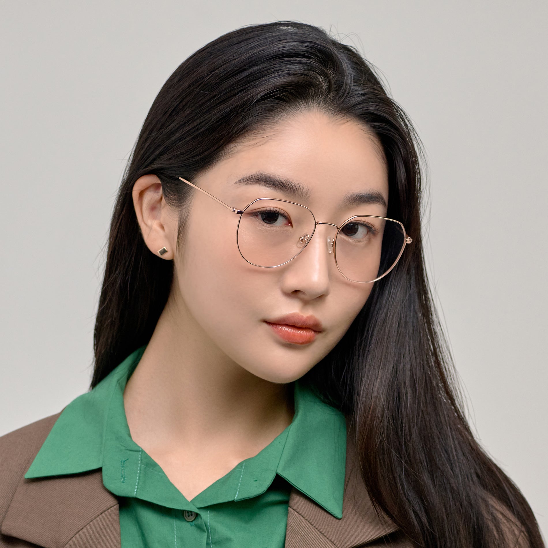 Square-shaped Boeing-style oversized eyeglasses crafted entirely from titanium for a lighter and more comfortable fit. With classic color options and frame design, these eyeglasses offer a retro style that effortlessly complements one's look.