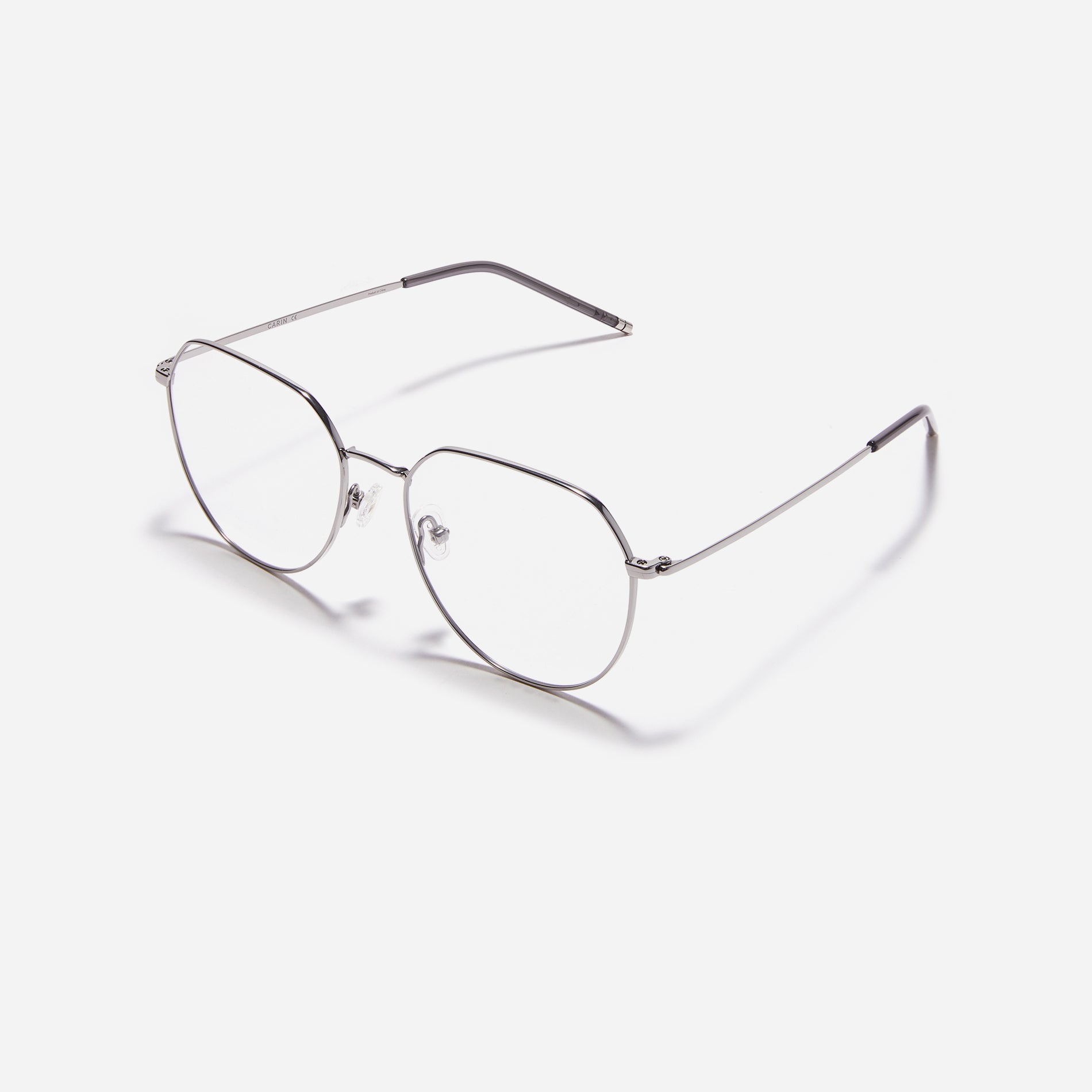 Boeing-style oversized eyeglasses crafted entirely from titanium for a lighter and more comfortable fit. With classic color options and frame design, these eyeglasses offer a retro style that effortlessly complements one's look.