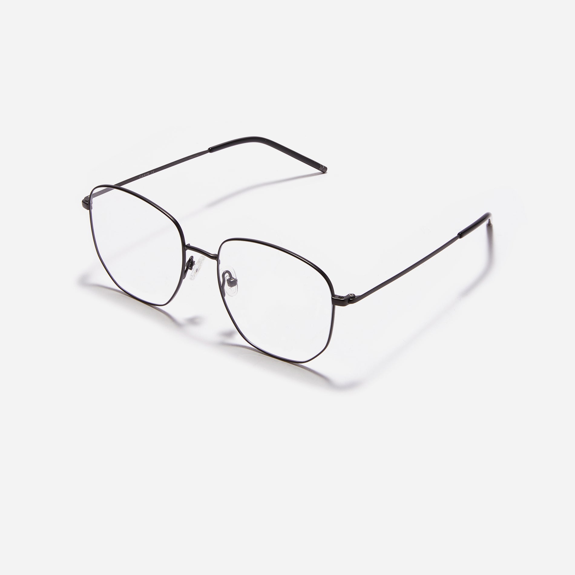 Square-shaped Boeing-style oversized eyeglasses crafted entirely from titanium for a lighter and more comfortable fit. With classic color options and frame design, these eyeglasses offer a retro style that effortlessly complements one's look.