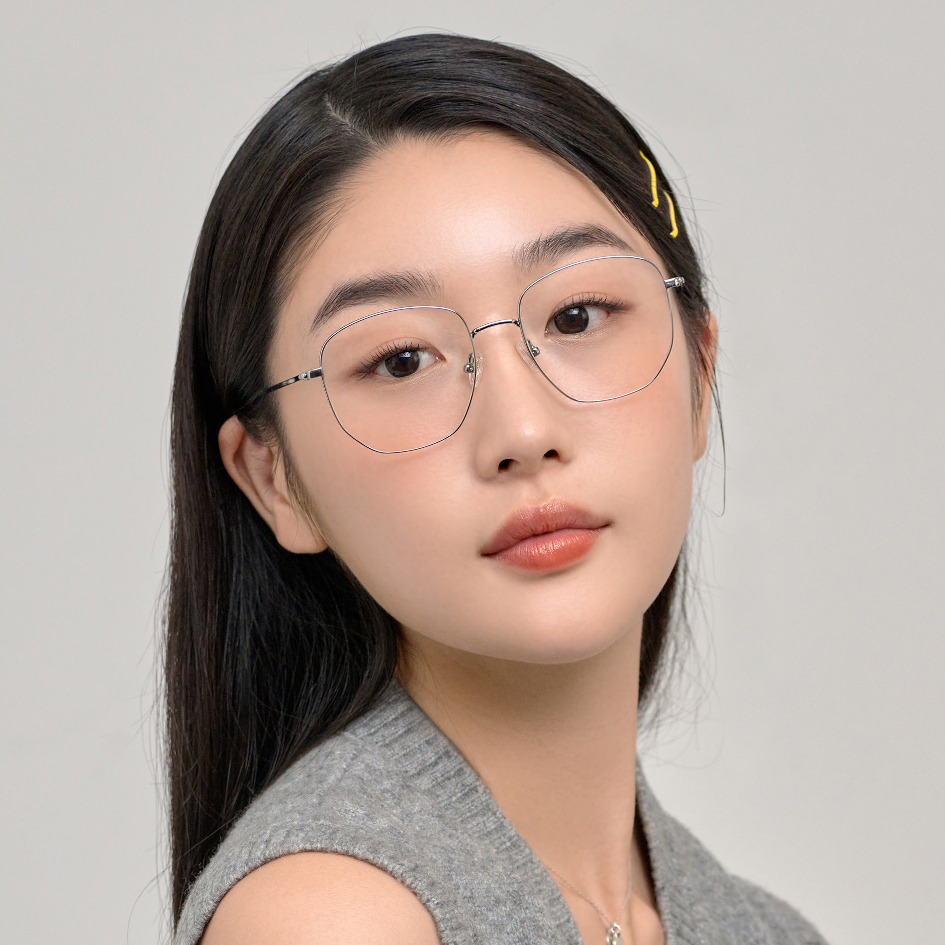 Square-shaped Boeing-style oversized eyeglasses crafted entirely from titanium for a lighter and more comfortable fit. With classic color options and frame design, these eyeglasses offer a retro style that effortlessly complements one's look.