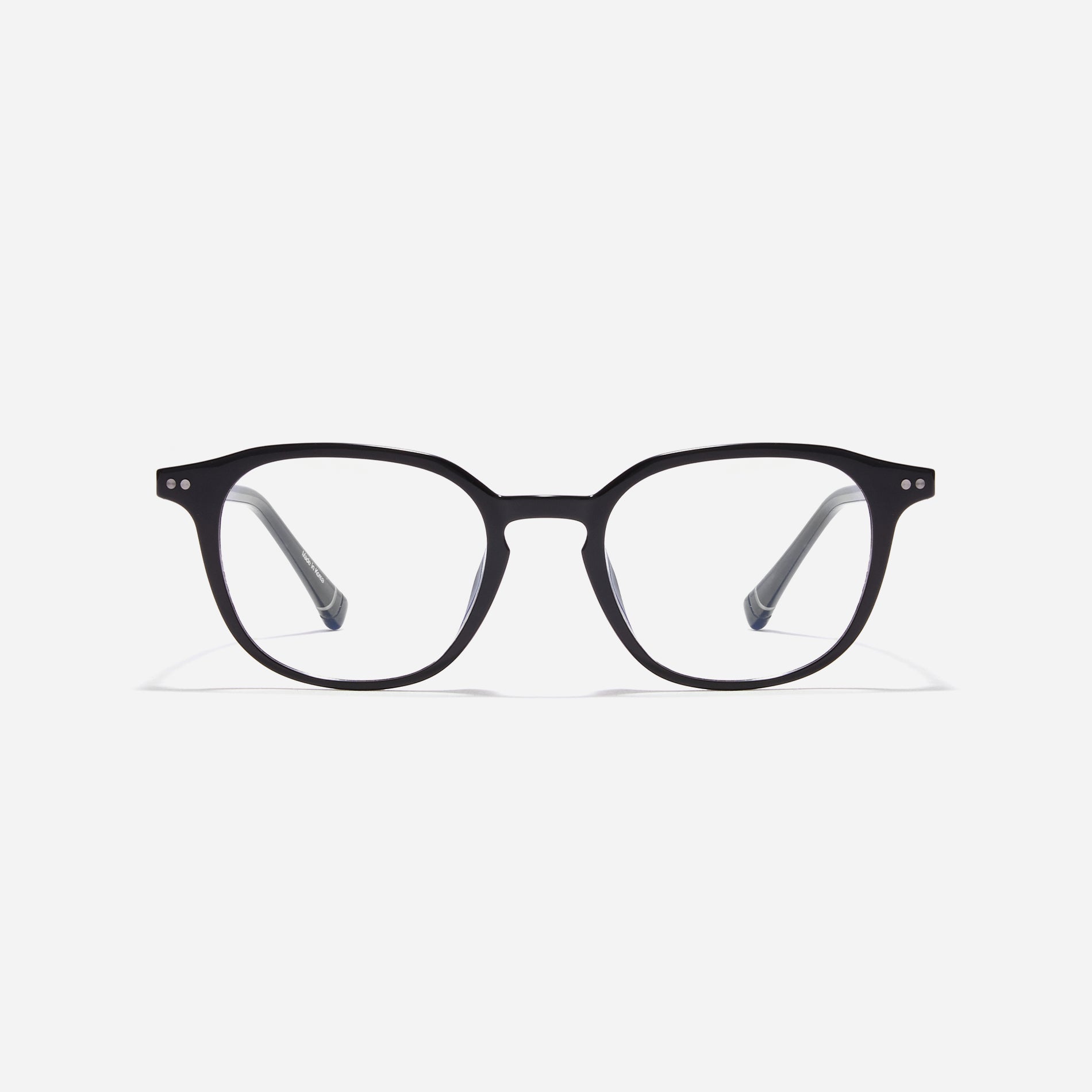 Round-shaped horn-rimmed eyeglasses featuring a sturdy and lightweight frame, Duve design incorporates dual lining on the tips to prevent slipping and ensure a consistently comfortable wearing experience.