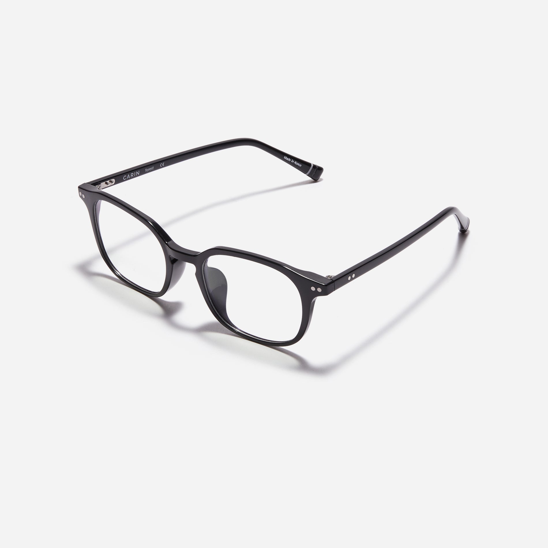 Round-shaped horn-rimmed eyeglasses featuring a sturdy and lightweight frame, Duve design incorporates dual lining on the tips to prevent slipping and ensure a consistently comfortable wearing experience.