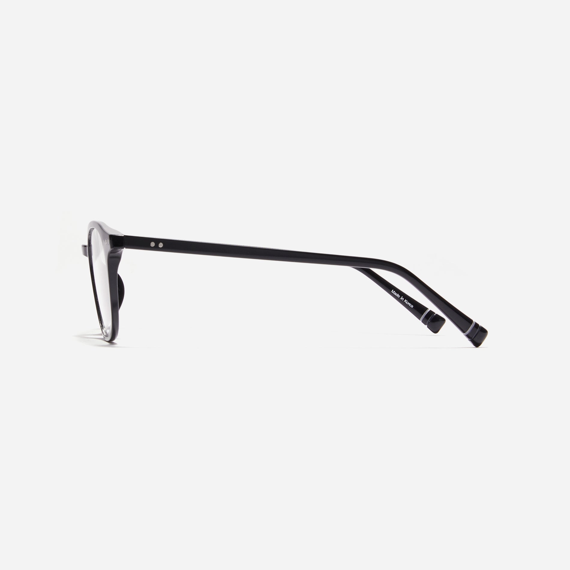 Round-shaped horn-rimmed eyeglasses featuring a sturdy and lightweight frame, Duve design incorporates dual lining on the tips to prevent slipping and ensure a consistently comfortable wearing experience.