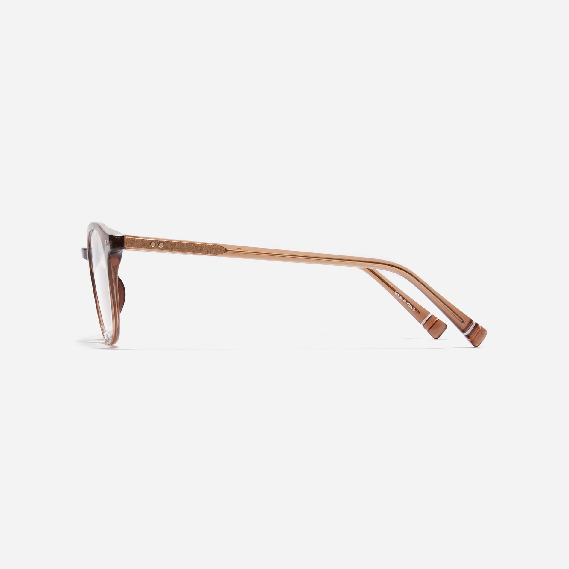 Round-shaped horn-rimmed eyeglasses featuring a sturdy and lightweight frame, Duve design incorporates dual lining on the tips to prevent slipping and ensure a consistently comfortable wearing experience.