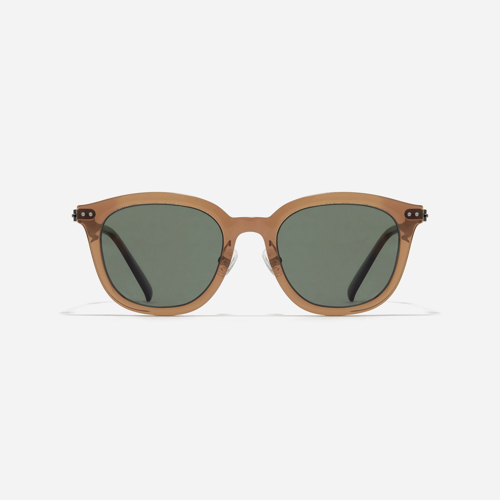 Square-shaped Boston sunglasses from the POLARIZED line. Crafted from lightweight and robust bio-plastic, the frame prevents slipping and offers enduring comfort with CARIN's patented screwless hinges.