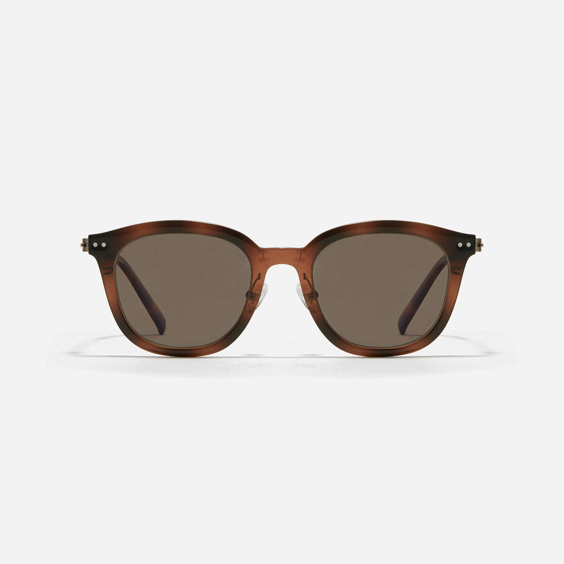 Square-shaped Boston sunglasses from the POLARIZED line. Crafted from lightweight and robust bio-plastic, the frame prevents slipping and offers enduring comfort with CARIN's patented screwless hinges.