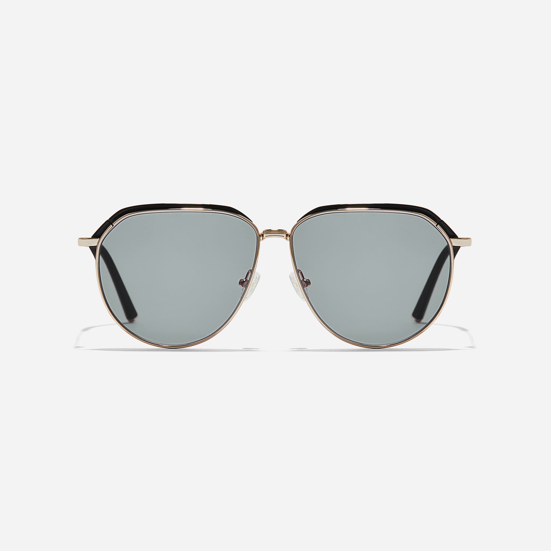 Oversized aviator sunglasses that embody a bold, free-spirited trend. Their sleek temples with subtle detailing elevate their chic and stylish vibe.