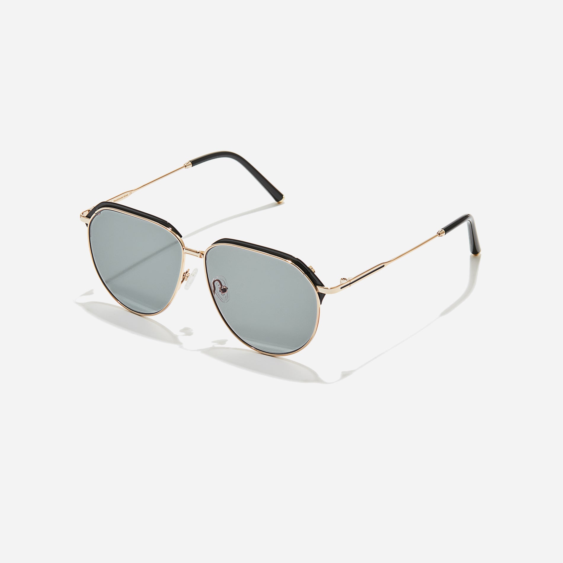 Oversized aviator sunglasses that embody a bold, free-spirited trend. Their sleek temples with subtle detailing elevate their chic and stylish vibe.