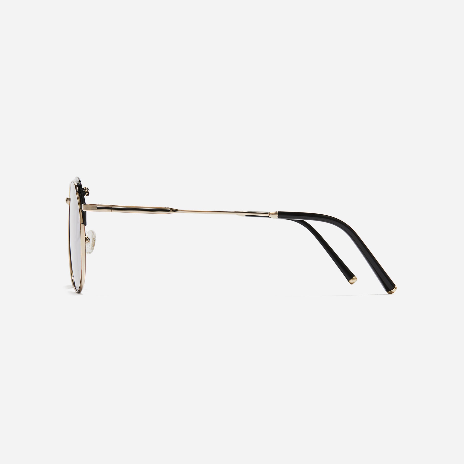 Oversized aviator sunglasses that embody a bold, free-spirited trend. Their sleek temples with subtle detailing elevate their chic and stylish vibe.