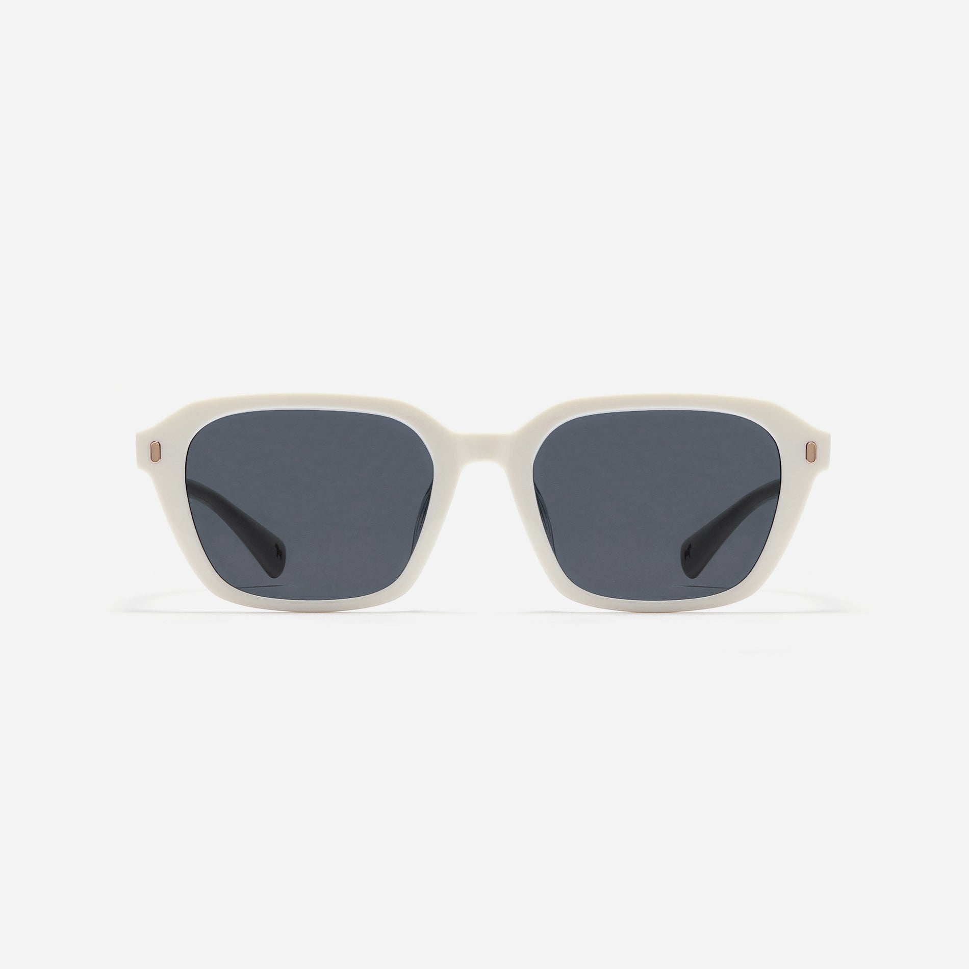 Square-shaped petite frame sunglasses accentuated with retro color details and a sleek narrow rim style.