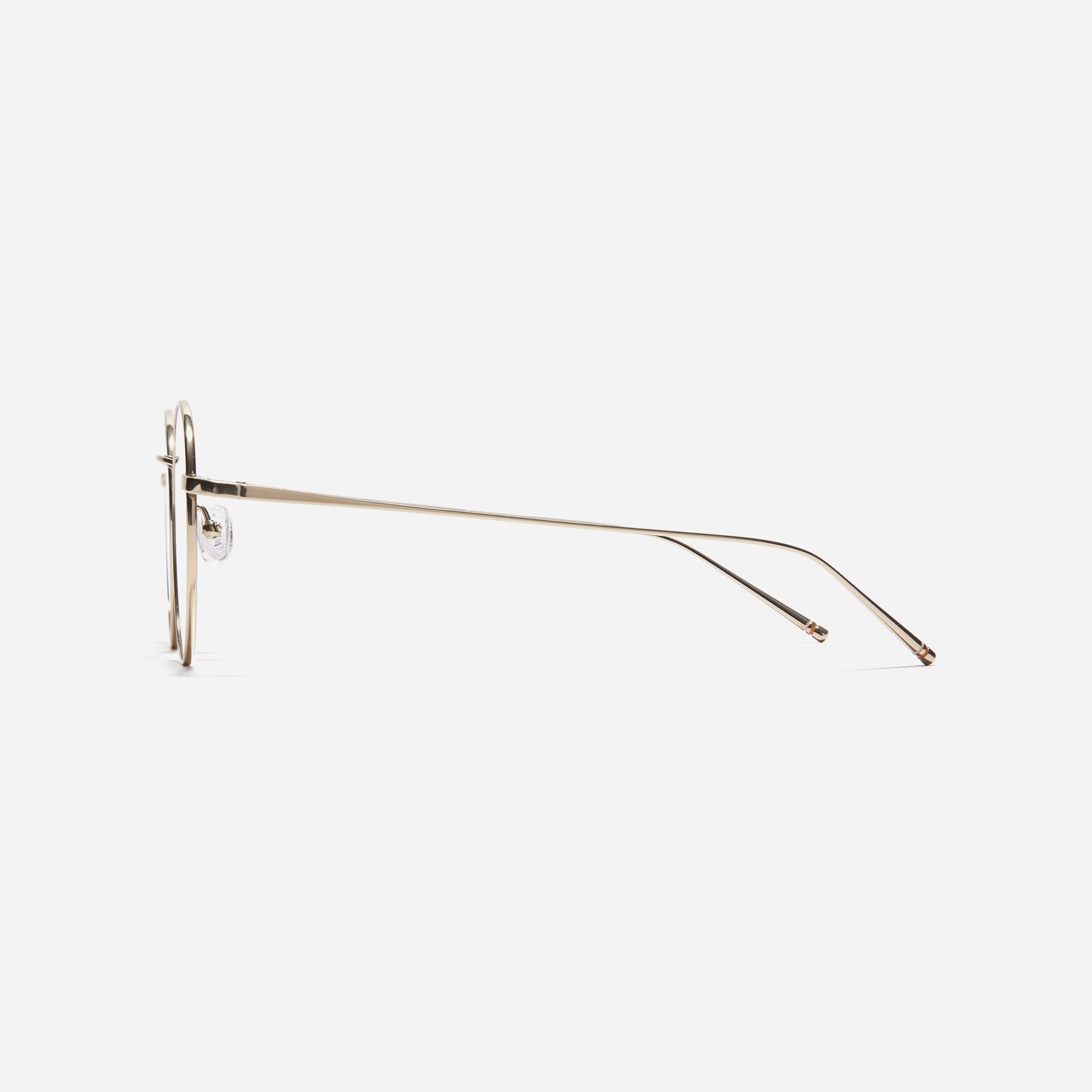 Round-shaped eyeglasses that naturally complement all face shapes. Crafted entirely from titanium, the frame provides exceptional durability and featherweight comfort, while its design adds a touch of casual charm to one's daily style.
