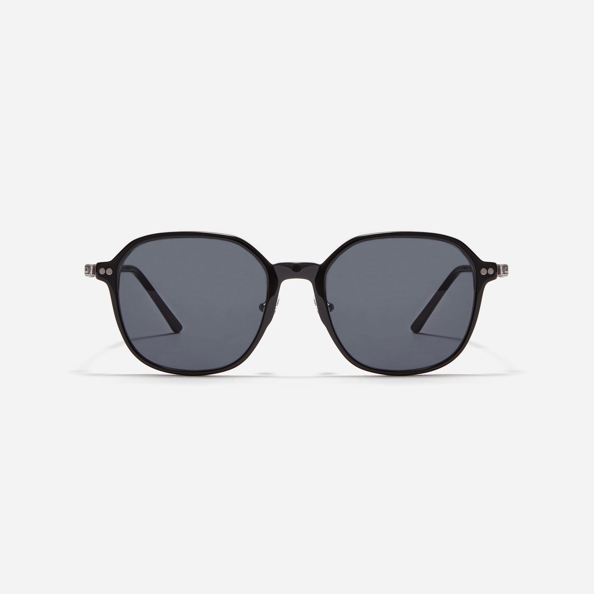 Polygonal-shaped combination sunglasses featuring oversized retro frame.