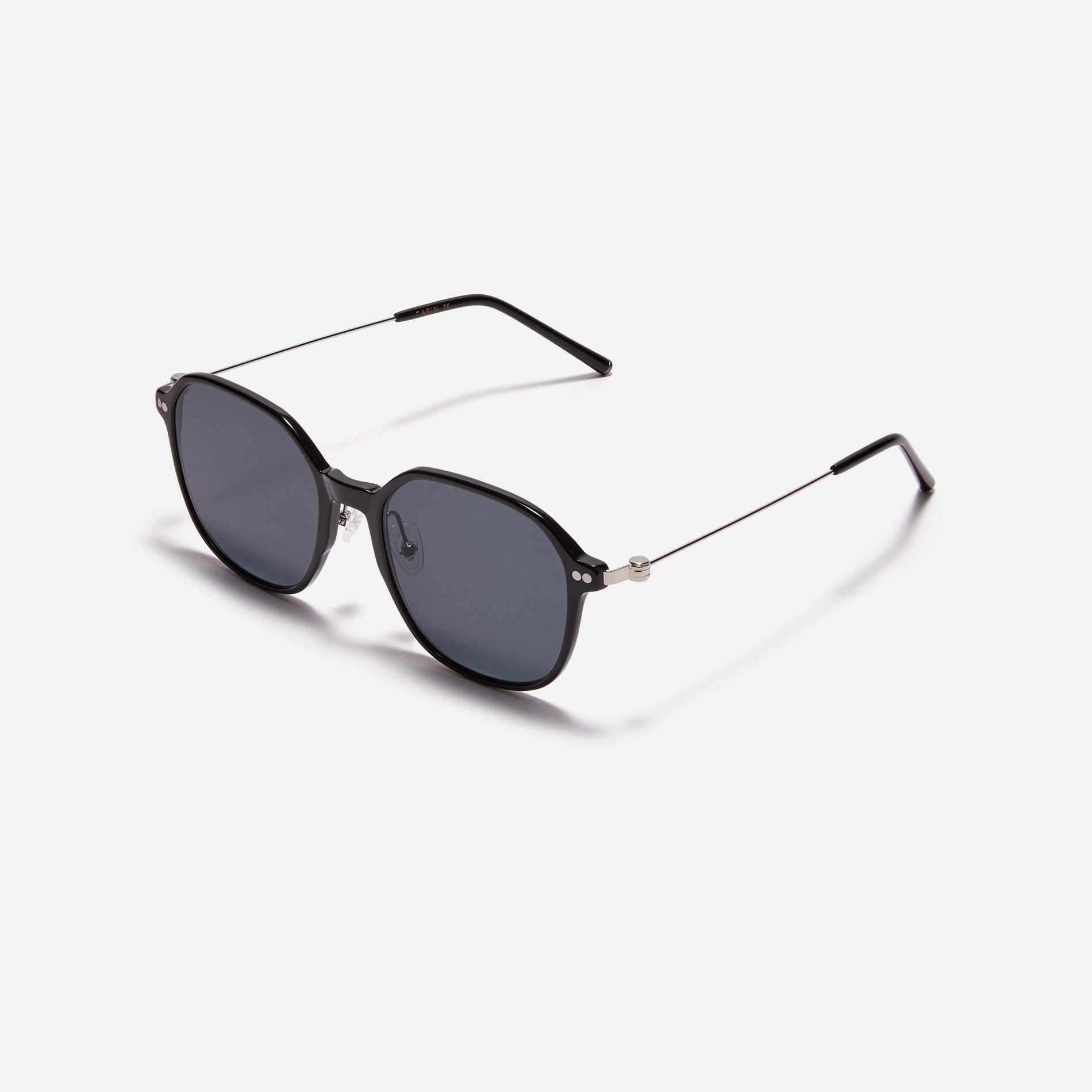 Polygonal-shaped combination sunglasses featuring oversized retro frame.