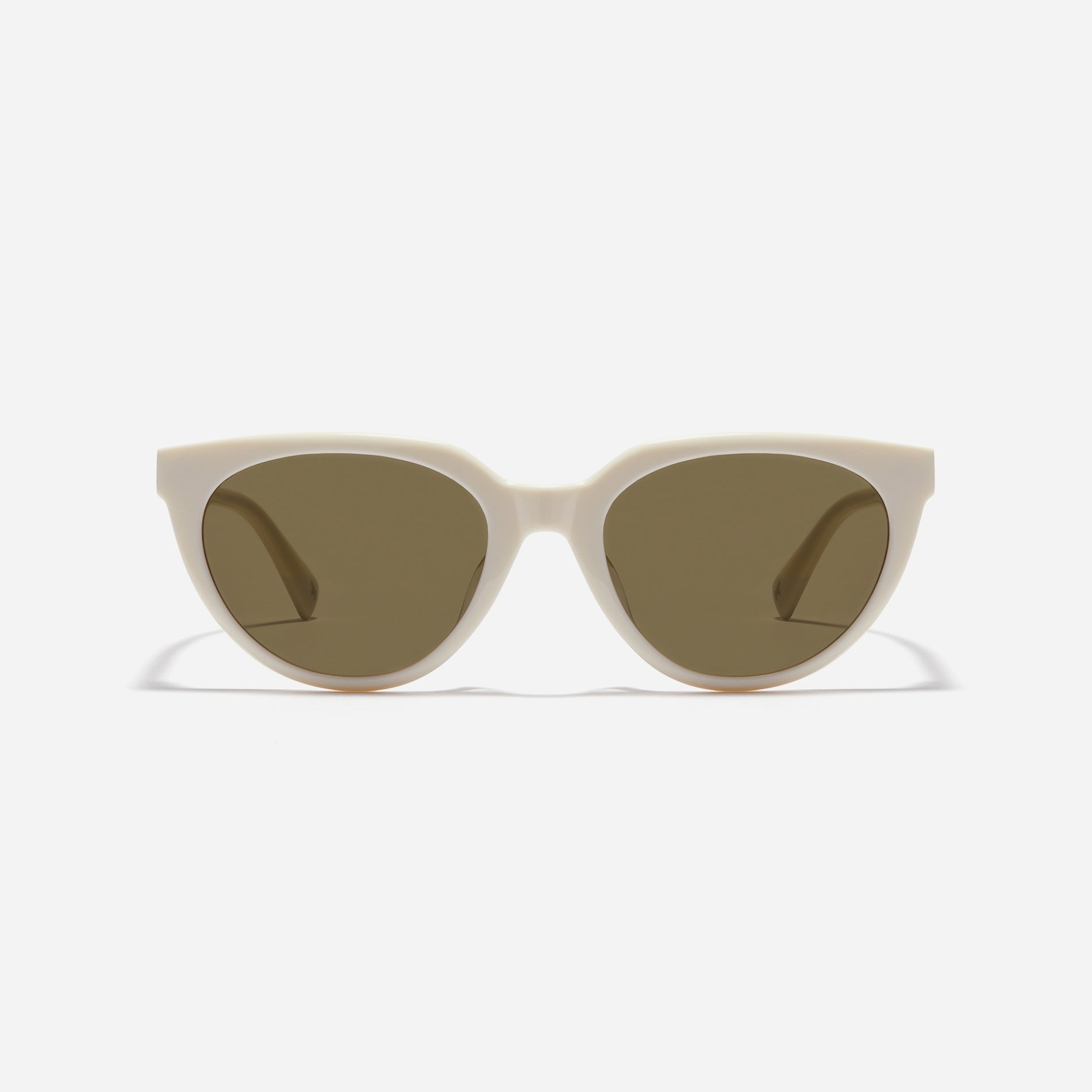 Chic cat-eye sunglasses. Featuring smooth curves on the upper surface, these sunglasses offer enhanced comfort with their lightweight yet durable frame.