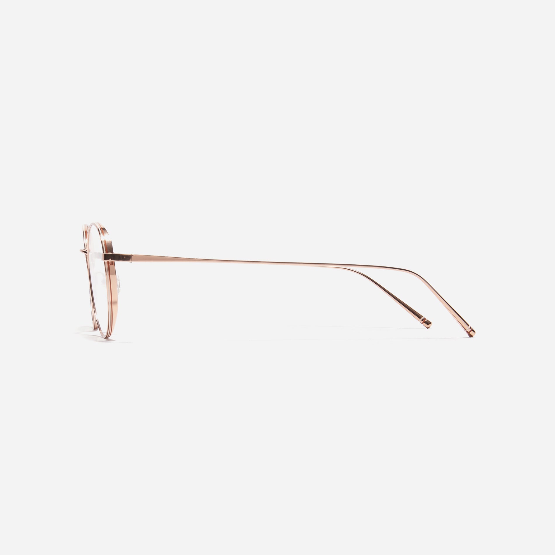 Round-shaped titanium eyeglasses inspired by the aesthetics of platform shoes. Their dual-rim structure effortlessly accommodates the use of thick lenses for higher prescriptions, while retro vibes shine through side color accents applied using epoxy techniques.