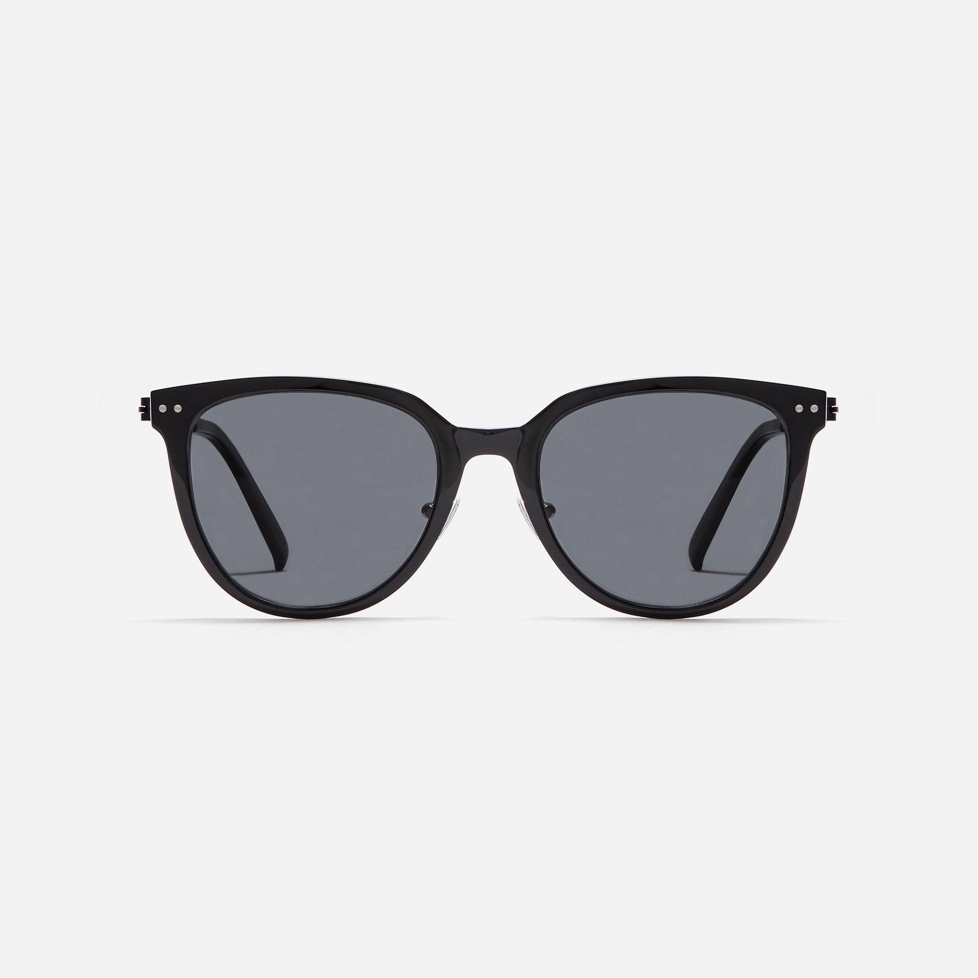 Round-shaped polarized sunglasses, representing CARIN’s POLARIZED line. Crafted from lightweight and durable bio-plastic to prevent slipping.