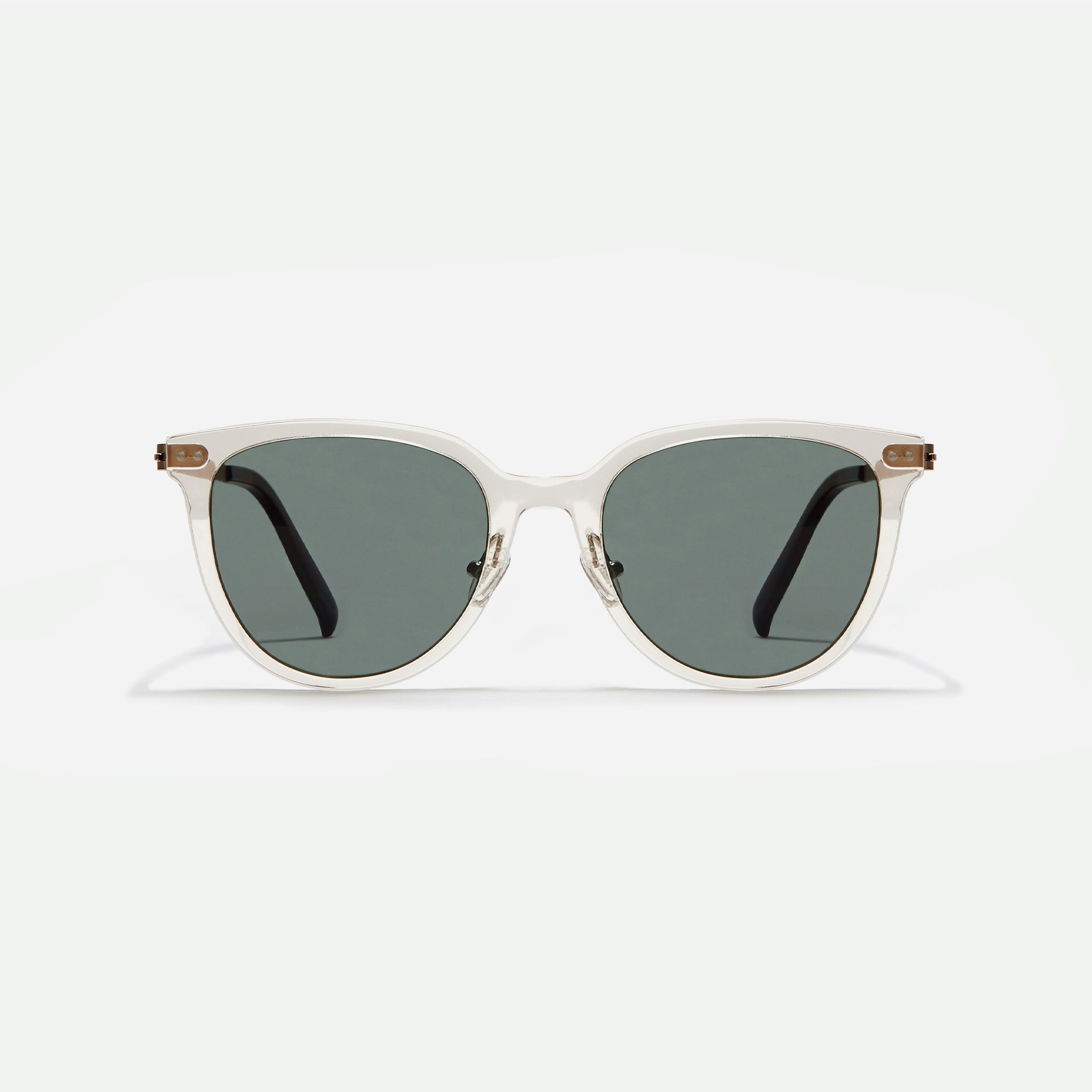 Round-shaped polarized sunglasses, representing CARIN’s POLARIZED line. Crafted from lightweight and durable bio-plastic to prevent slipping.