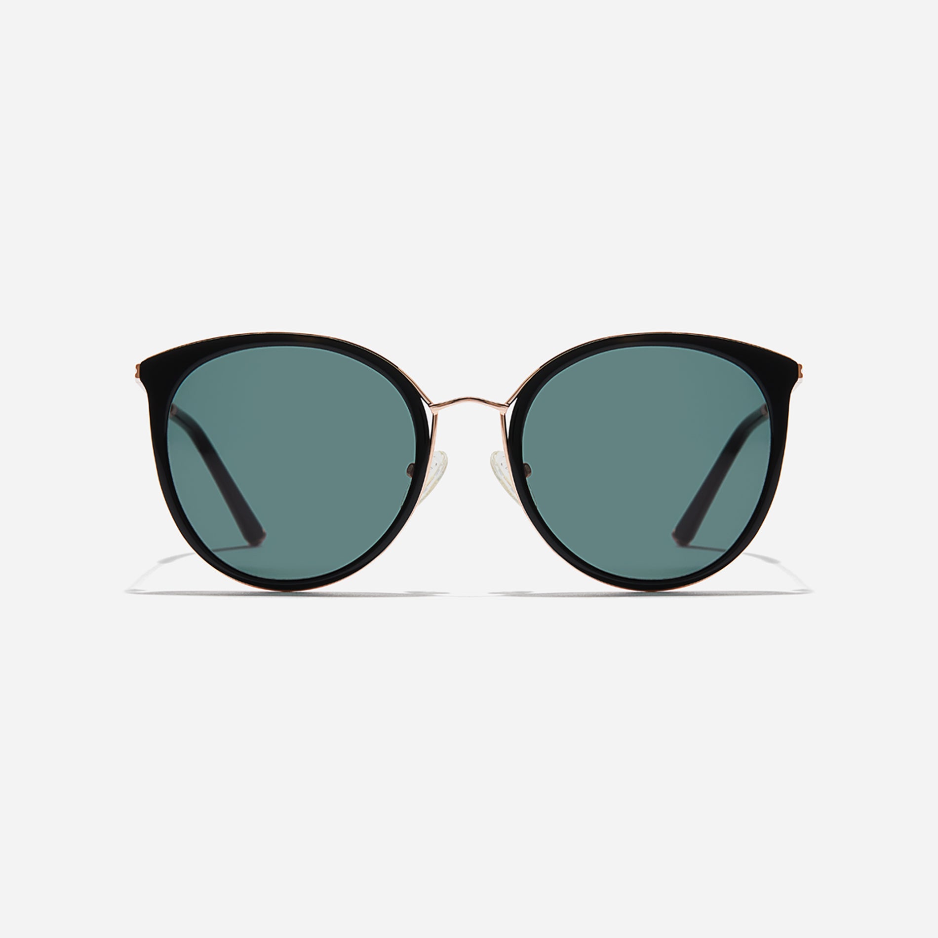Round-shaped combination sunglasses, an enhanced version of CARIN's bestseller - Madeleine. They feature flat lenses that provide 100% UV protection and distinctive nose bridge details.