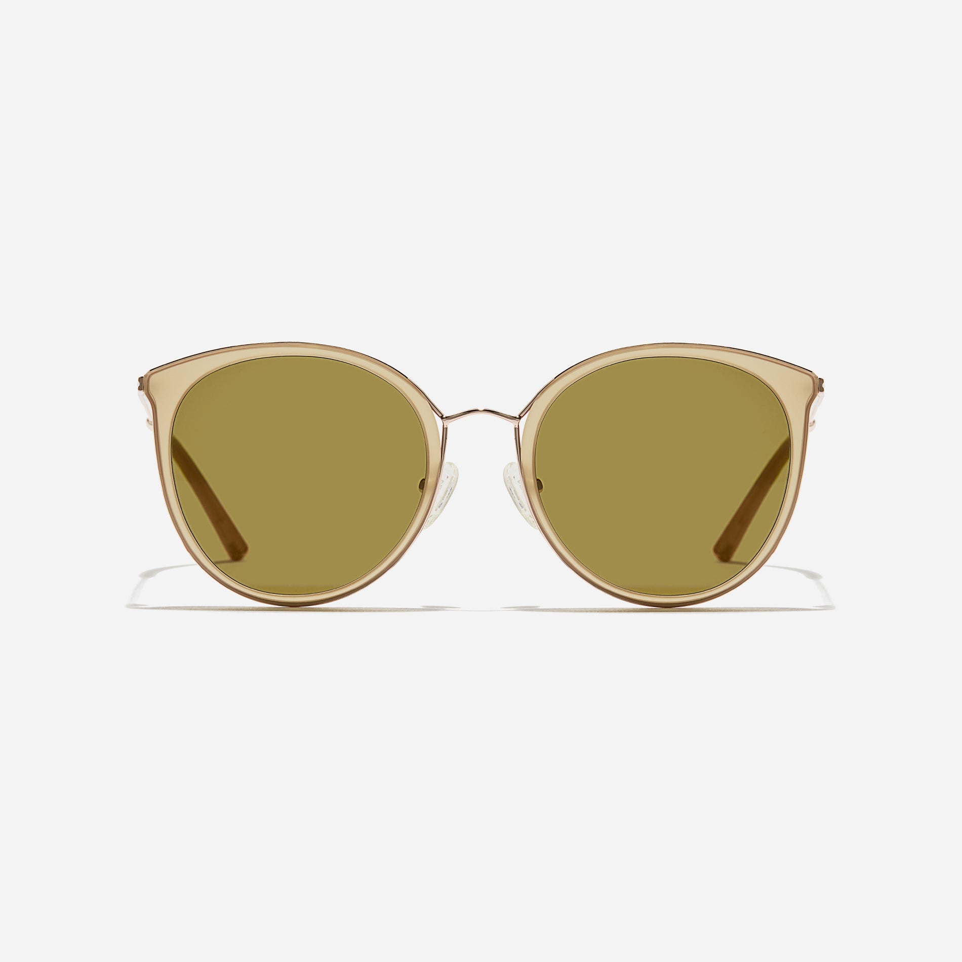 Round-shaped combination sunglasses, an enhanced version of CARIN's bestseller - Madeleine. They feature flat lenses that provide 100% UV protection and distinctive nose bridge details.