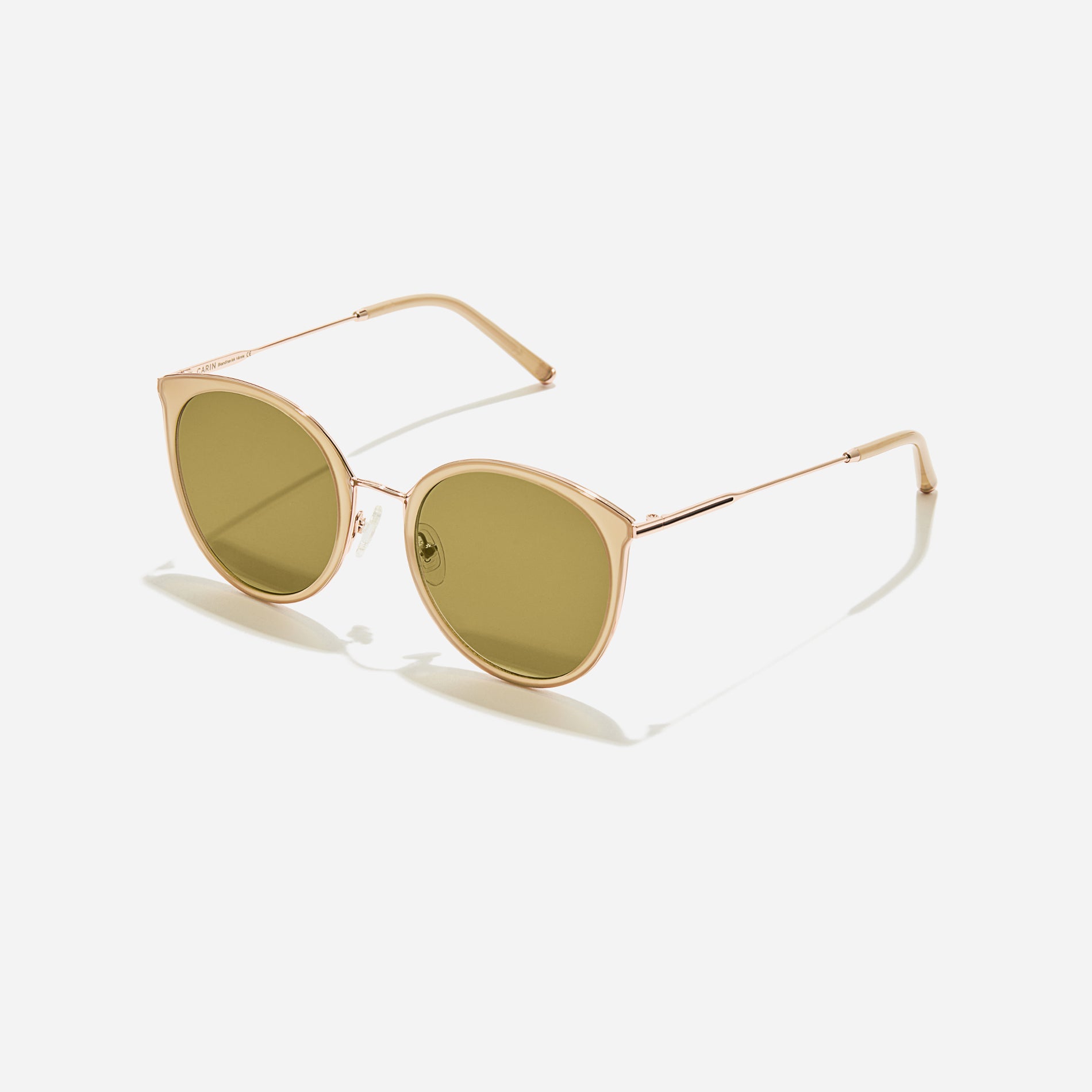 Round-shaped combination sunglasses, an enhanced version of CARIN's bestseller - Madeleine. They feature flat lenses that provide 100% UV protection and distinctive nose bridge details.