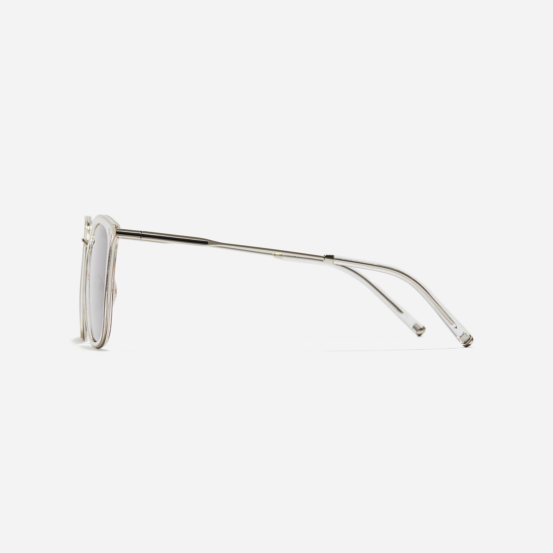 Combination sunglasses featuring flat lenses that ensure 100% UV protection, and unique nose bridge details.