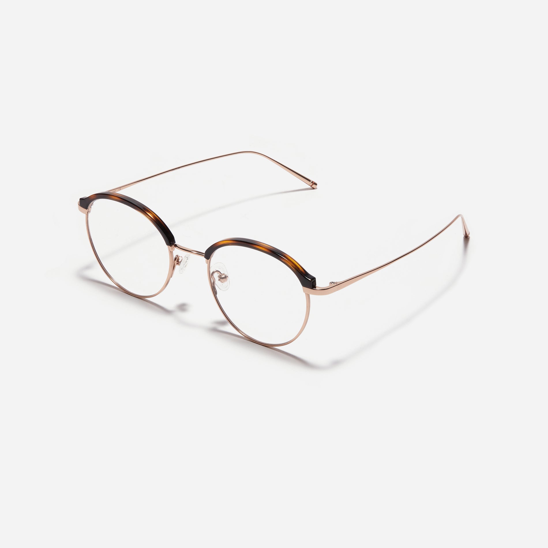 Round-shaped combination eyeglasses with a semi-rimless design. Plia R design incorporates dual lining on the tips to prevent slipping and ensure a consistently comfortable wearing experience.